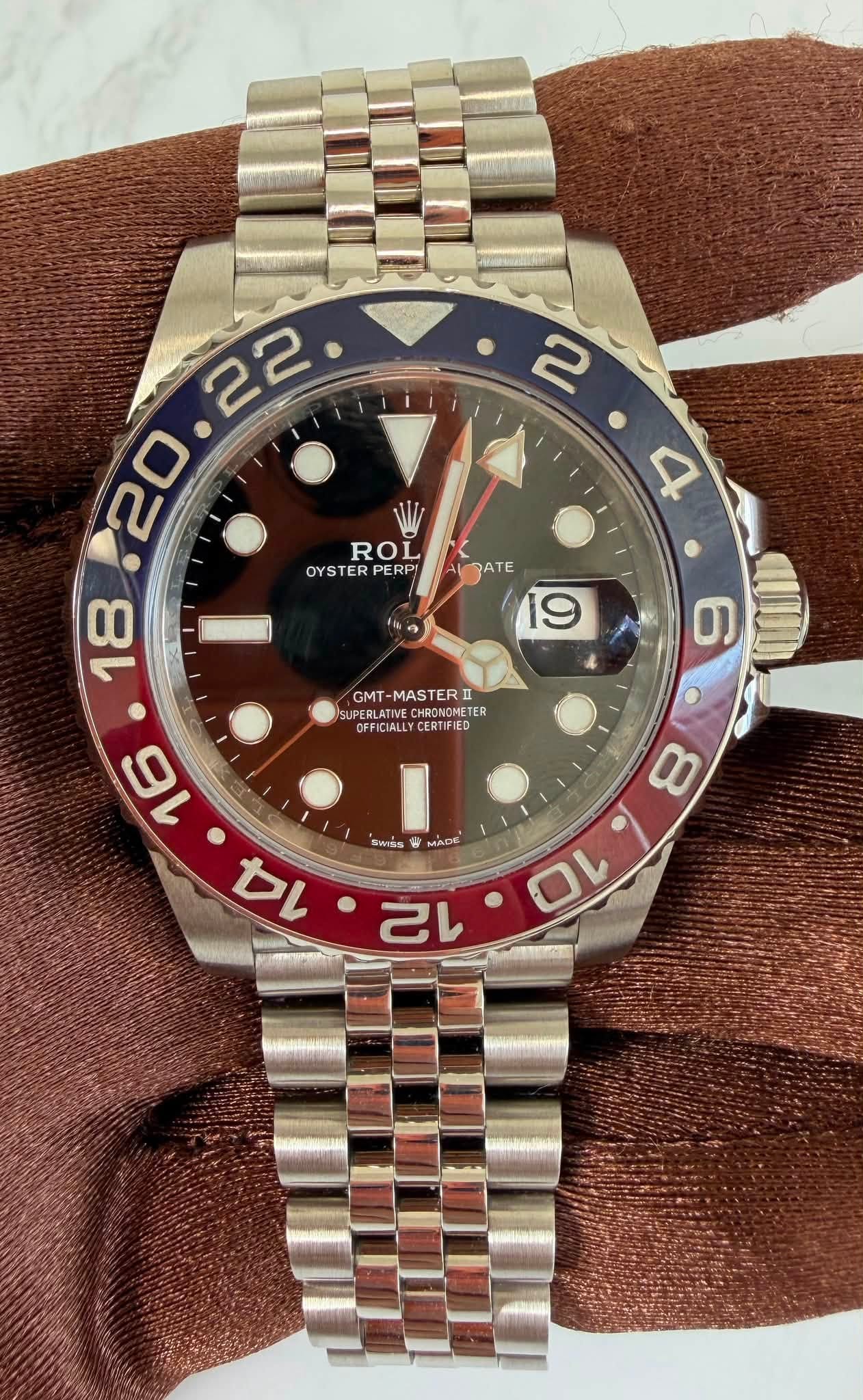 May be an image of wrist watch and text that says ' ROL OYSTER OYSTERPERPI OYSTERPERPANDATE ER PERPI DATE ATE 19 6 GMT-MASTERI SUPERLATIVECHRONOMETER IDEBLATIVE PERLATIVE…