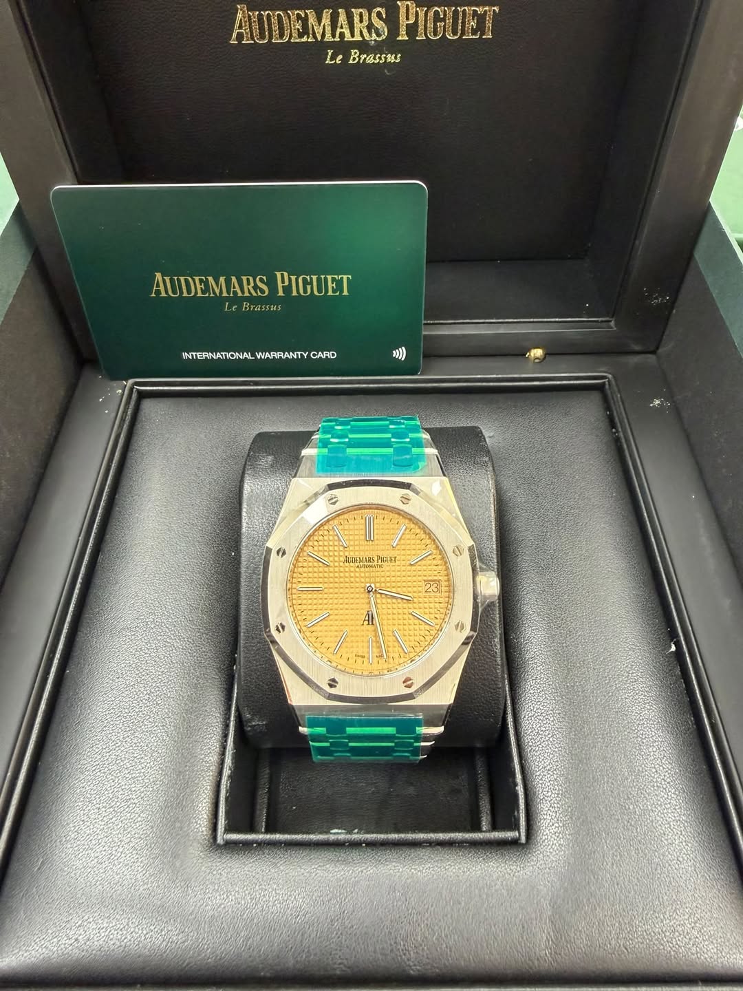 May be an image of wrist watch and text that says 'AUDEMARS PIGUET Le Brasssss AUDEMARS PIGUET e Brassus AUDEMARSPIGUET Brassur Bra INTERNATIONAL WARRANTY…