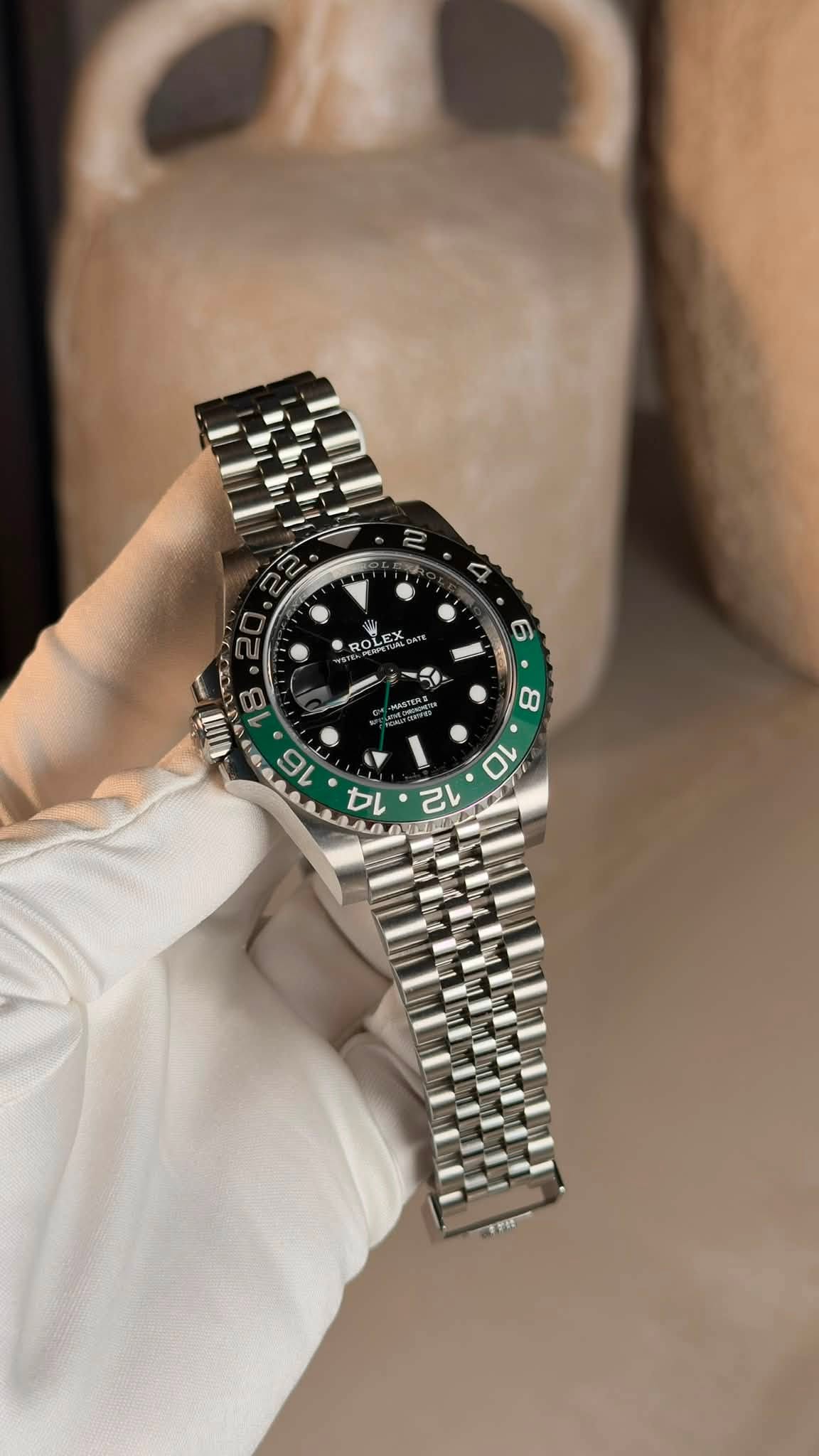 May be an image of wrist watch and text that says 'ROLE ROLE OLEX BCX OL 6 MASTER 00 18 •18 16 ل λω 10 10 12'