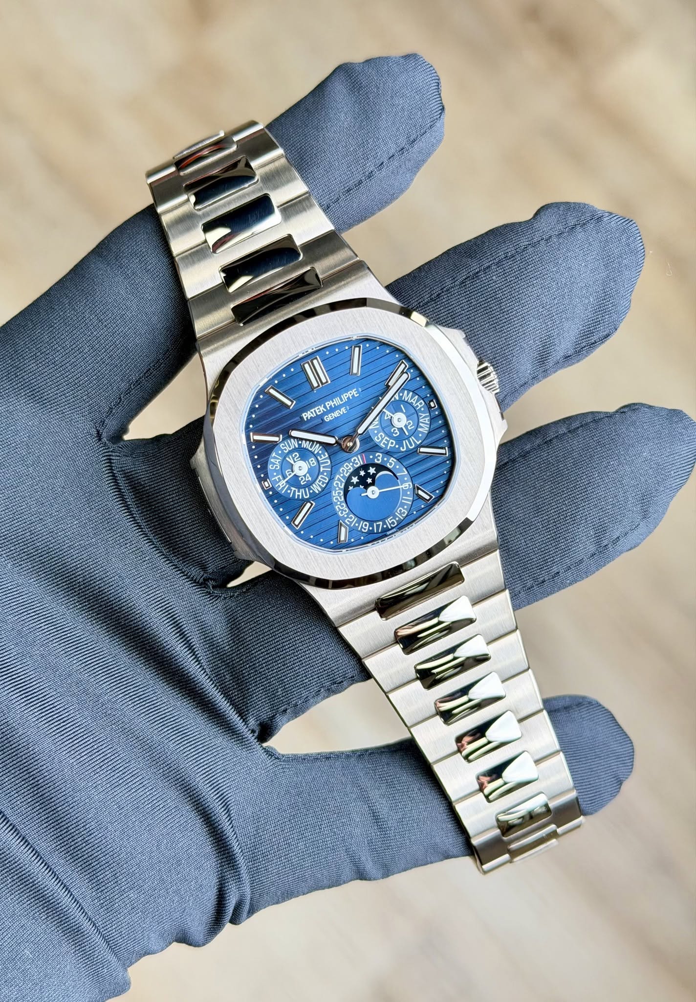 May be an image of wrist watch and text that says 'I' PATEK PH PATEKPH PATEKPHILP PHIUPPE JPPE PATEK DENEVE -MAR Q 1 o A 3 IS 3.5 SUA SAT อ ทมบ 2O 22 4 ሉካ -15'