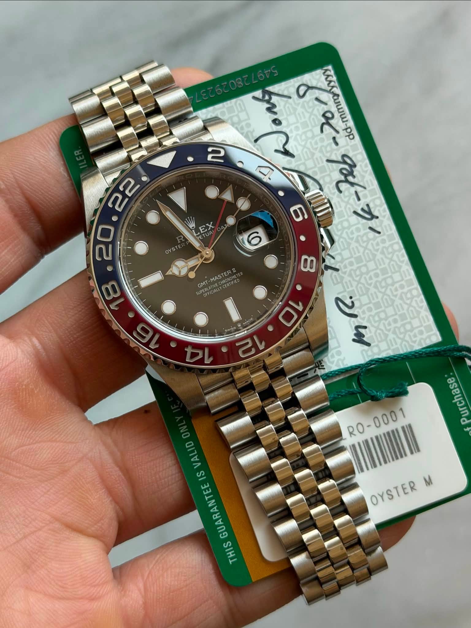 May be an image of wrist watch and text that says '2 ฟอกร -20 dd-mmmayyyy ة ح -7e6 EX 6 نع 10 a 14 1 RO R0-0001 VALID IS GUARANTEE THIS OYSTER OYSTER M'