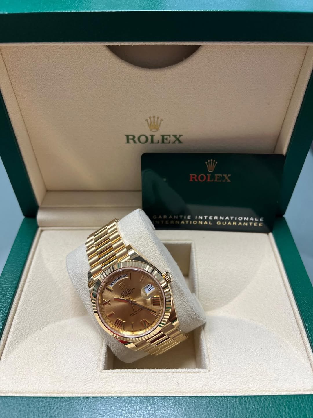 May be an image of wrist watch and text that says '1I ROLEX ROL INTERNATIONAL IONAL TIONALGUARANTE GUARANTEE GUARANTE ลาว CV EE'