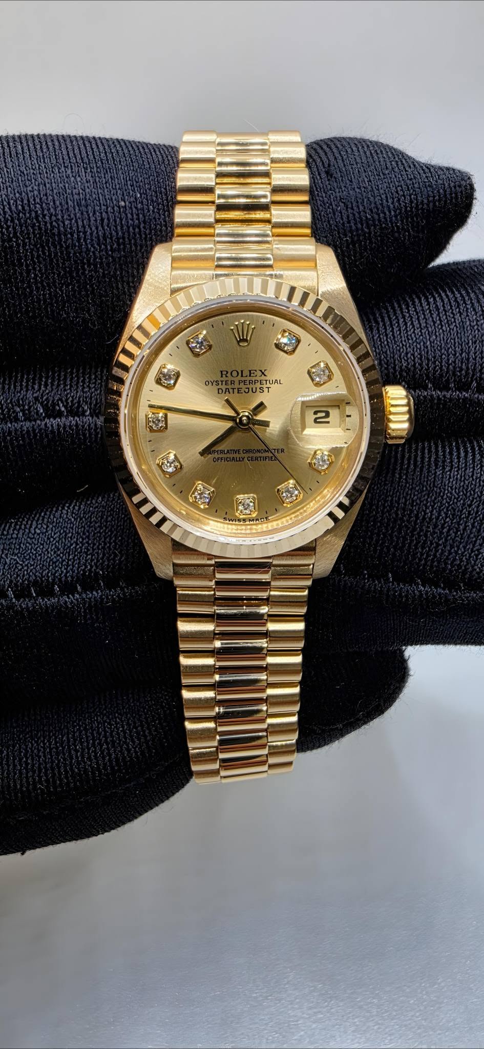 May be an image of wrist watch and text that says '3 ST ETURL 2'