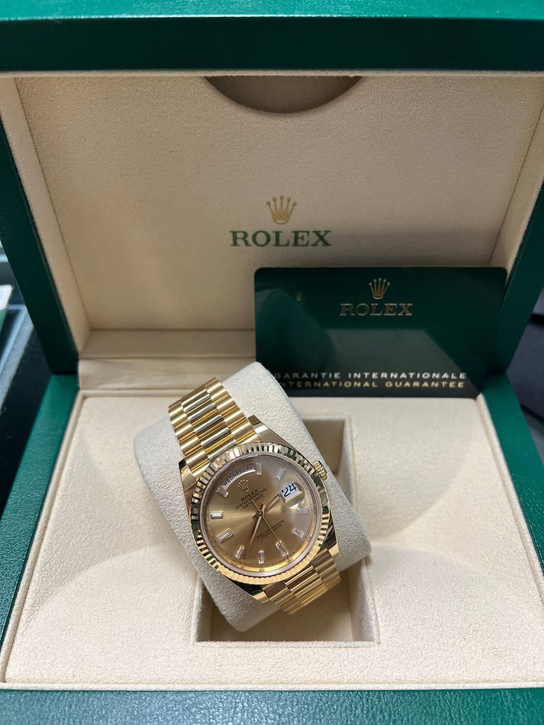 May be an image of wrist watch and text that says '亚 ROLI INTERNATIONAL INTER IONALGUARANTEE AR 4 a cm 14 حن TIIA E'