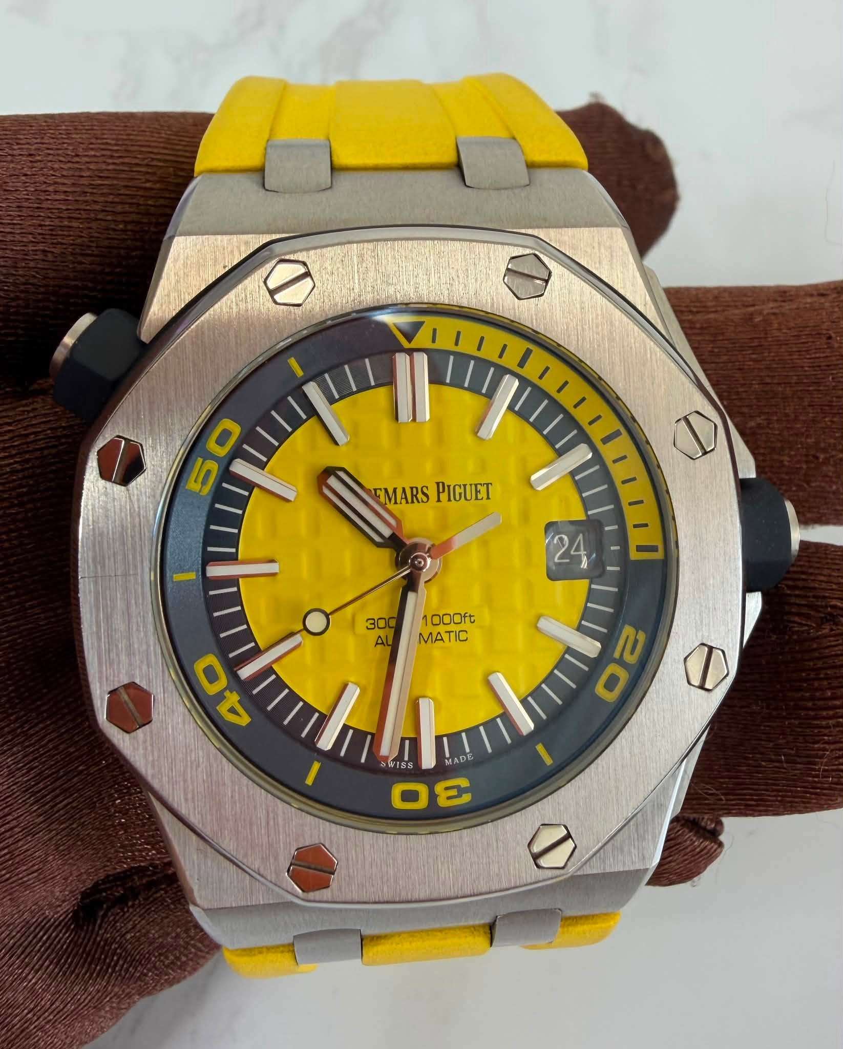 May be an image of wrist watch and text that says 'EMARS FMARSPIGUET PIGUET 24 30 30 1000ft MATIC 3000 ب O 40 2 0 MADE 0ε e'