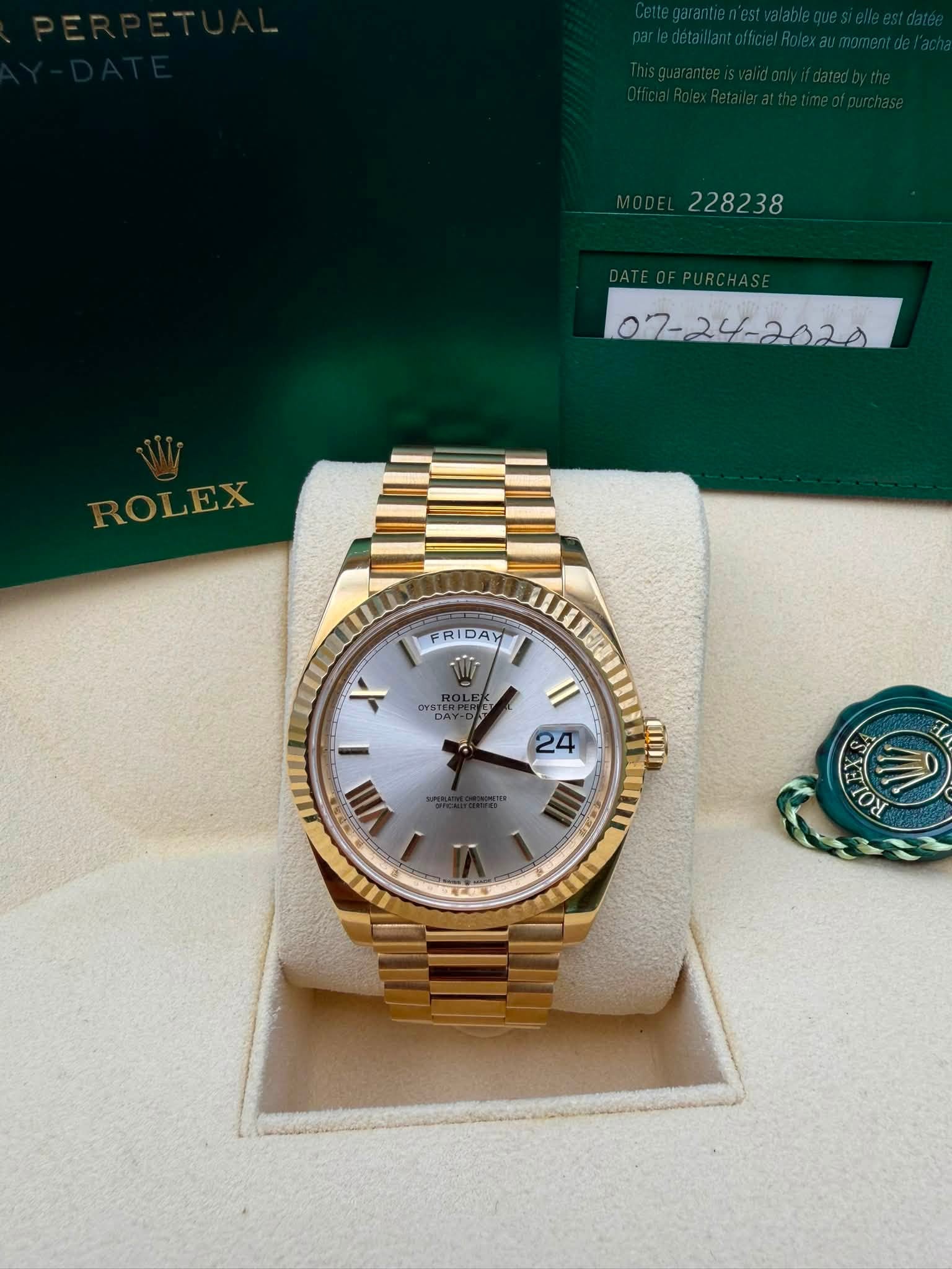 May be an image of wrist watch and text that says ' FRIDAY oYsTER X /l 24 24 I0 VIII OOM Ου ो'