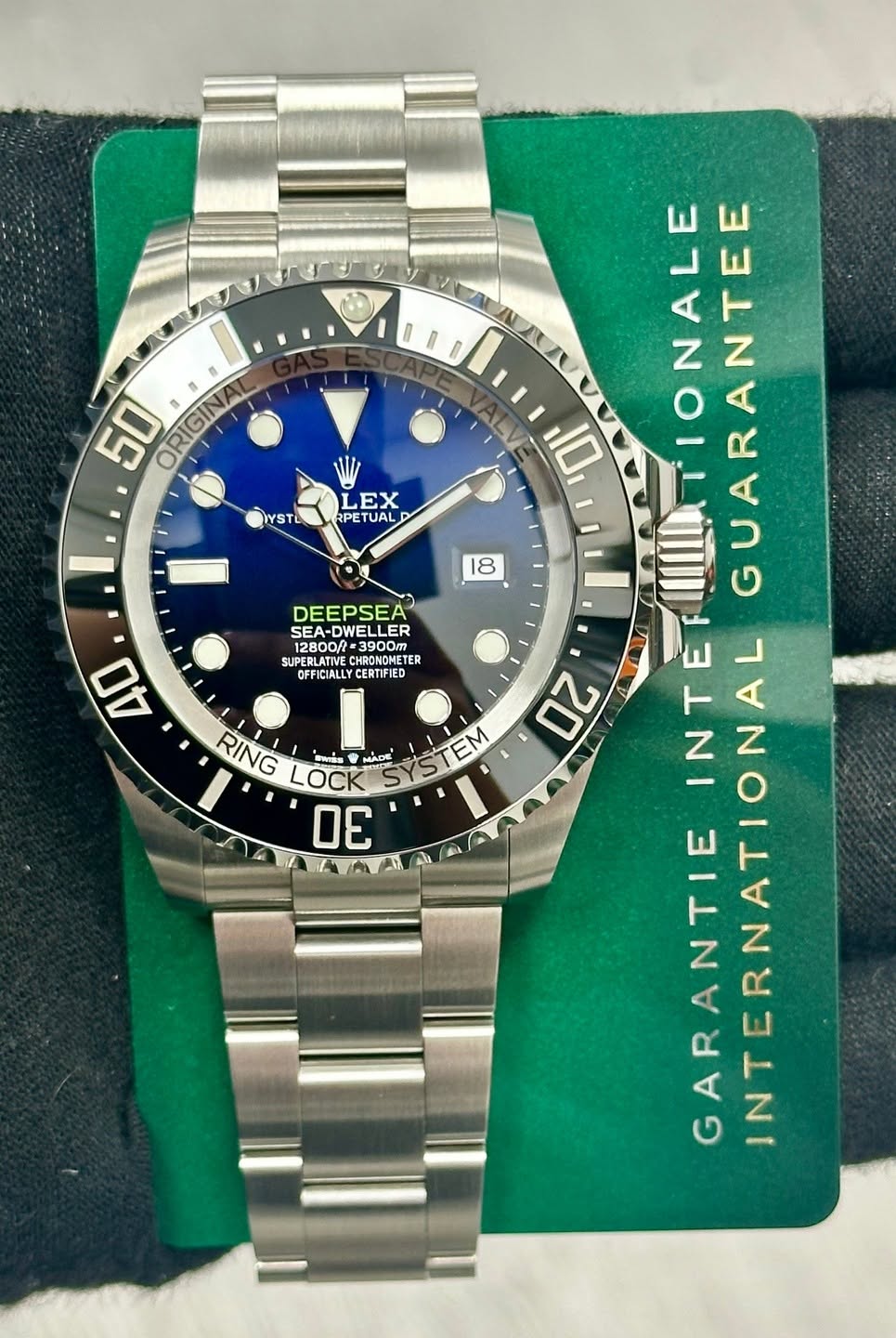 May be an image of wrist watch and text that says '50 DRIGIN 8 WYSTL LEX RPETUAL 18 DEEPSEA A-DWELLER 12800/ =3900m SUPERLATIVE CERTIFIED RESRLTER OFFICIALLY 40 ZA 必g MADE OCK 30…