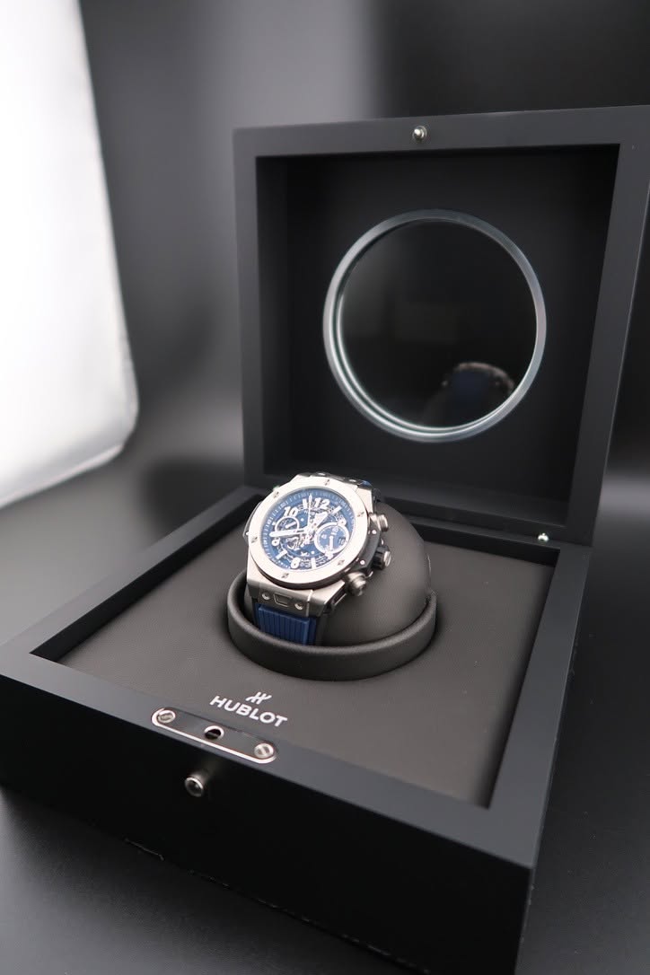 May be an image of wrist watch and text that says '小 T 7 M قای ي a مد ምርደ ت 協 عمب HUBLOT HUBLOT H'