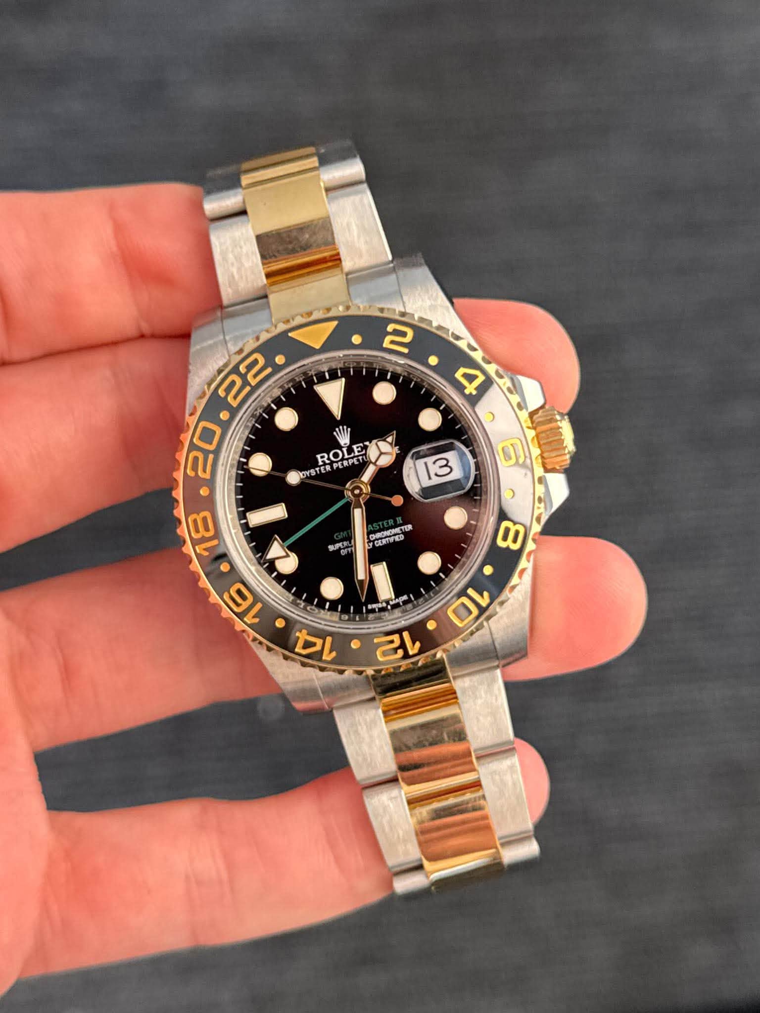 May be an image of wrist watch and text that says 'OMn परक 2 4 ၁ 6 ROLE CERTIFE DHRONONE SYER SUPE '
