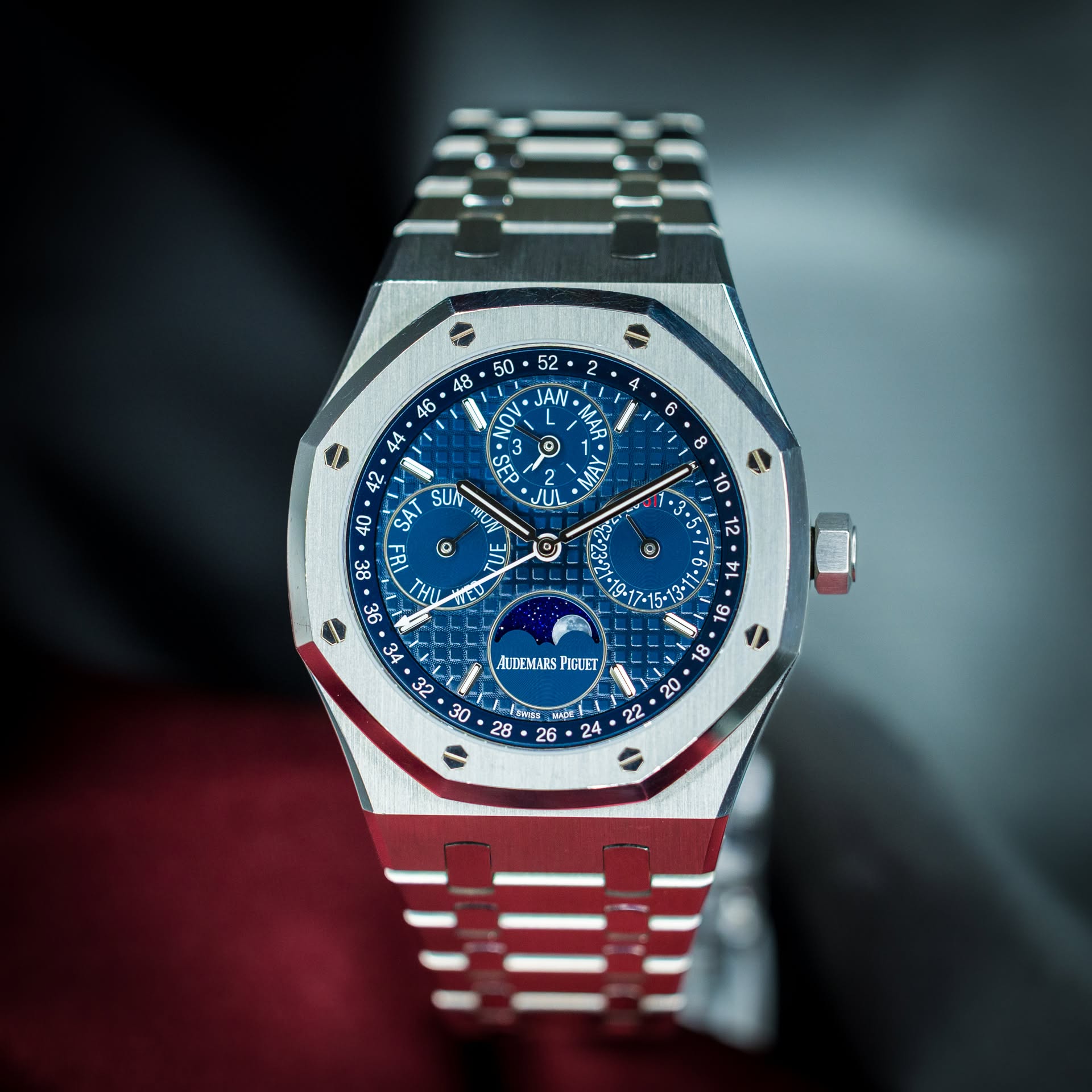 May be an image of wrist watch and text that says '52 االA M A A A ま 王 毛 3 O E0 JUL به بي 40 ॐ UN የ ٥ 38 TUE ॐ ه 1L 8 AUDEMARS PIGUET '