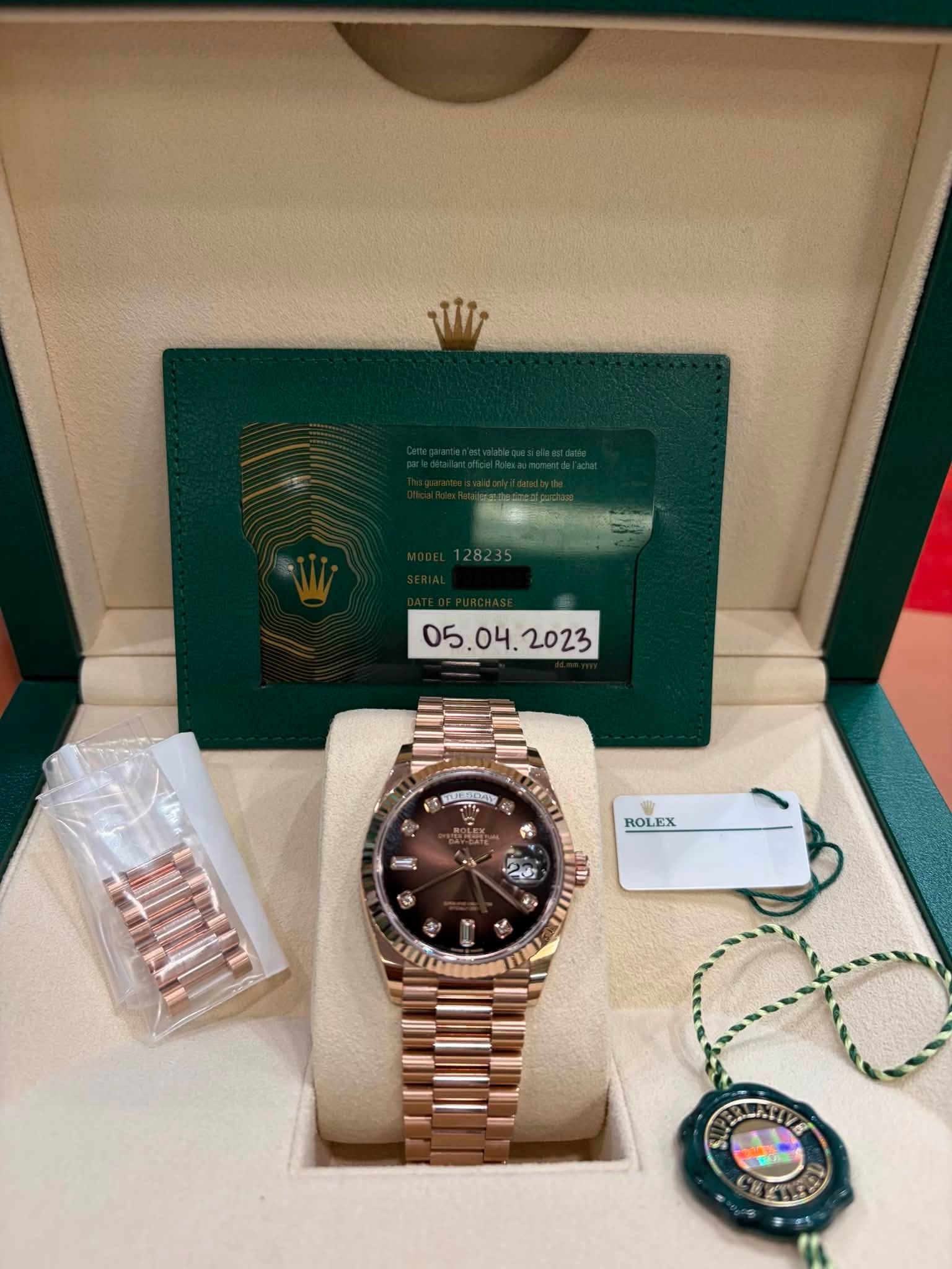 May be an image of wrist watch and text that says 'Mi . ROLEX 20'