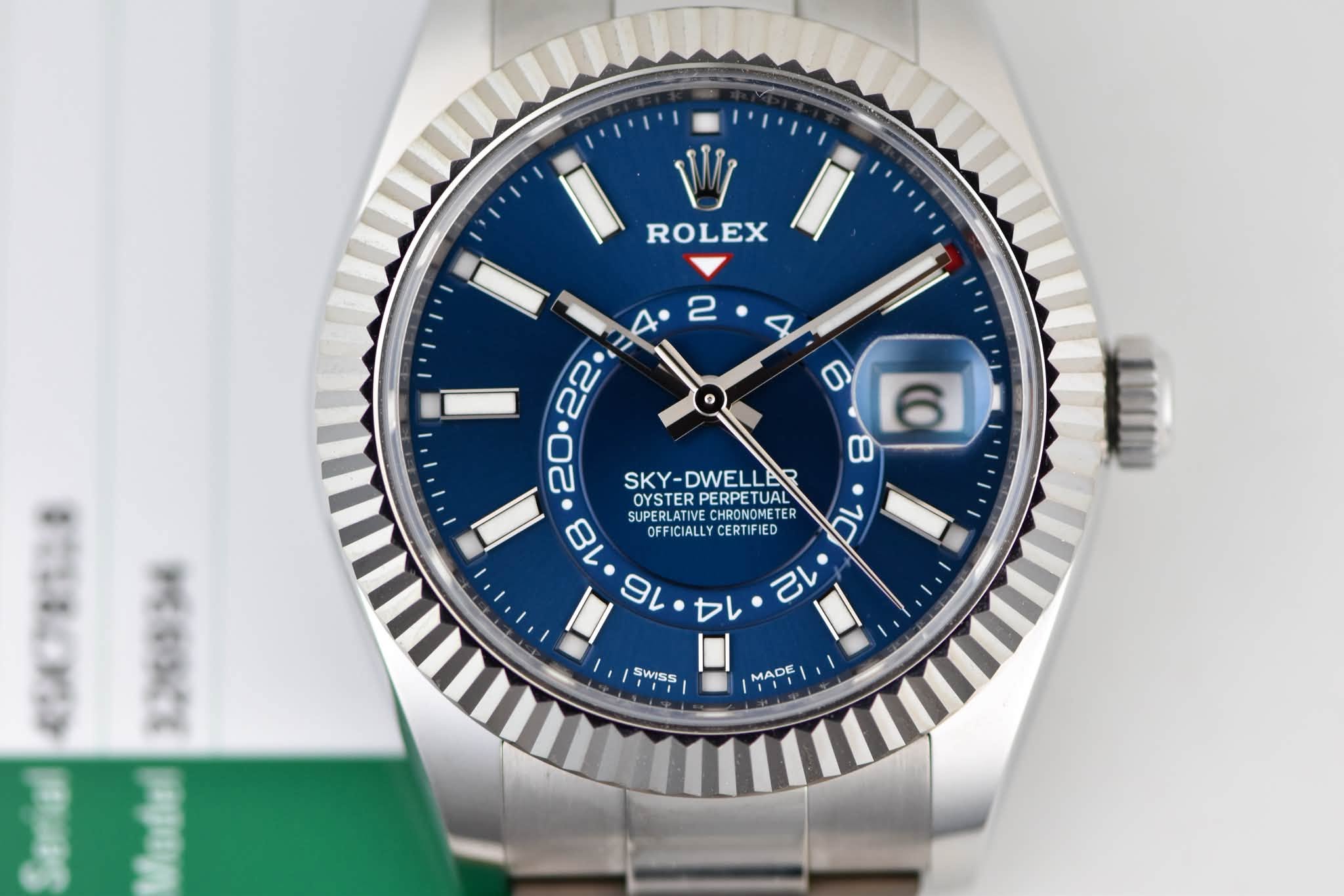 May be an image of wrist watch and text that says 'ROLEX SKY-DWELLE SKY- OYSTER PERPE PERPETUAL UAL ETUAL 18 OFFICIALLYCERTIFIED OFFICIALLY SUPERLATIV HRONOMETE ク on 9 9レ・セレ ロ ቤ 己…