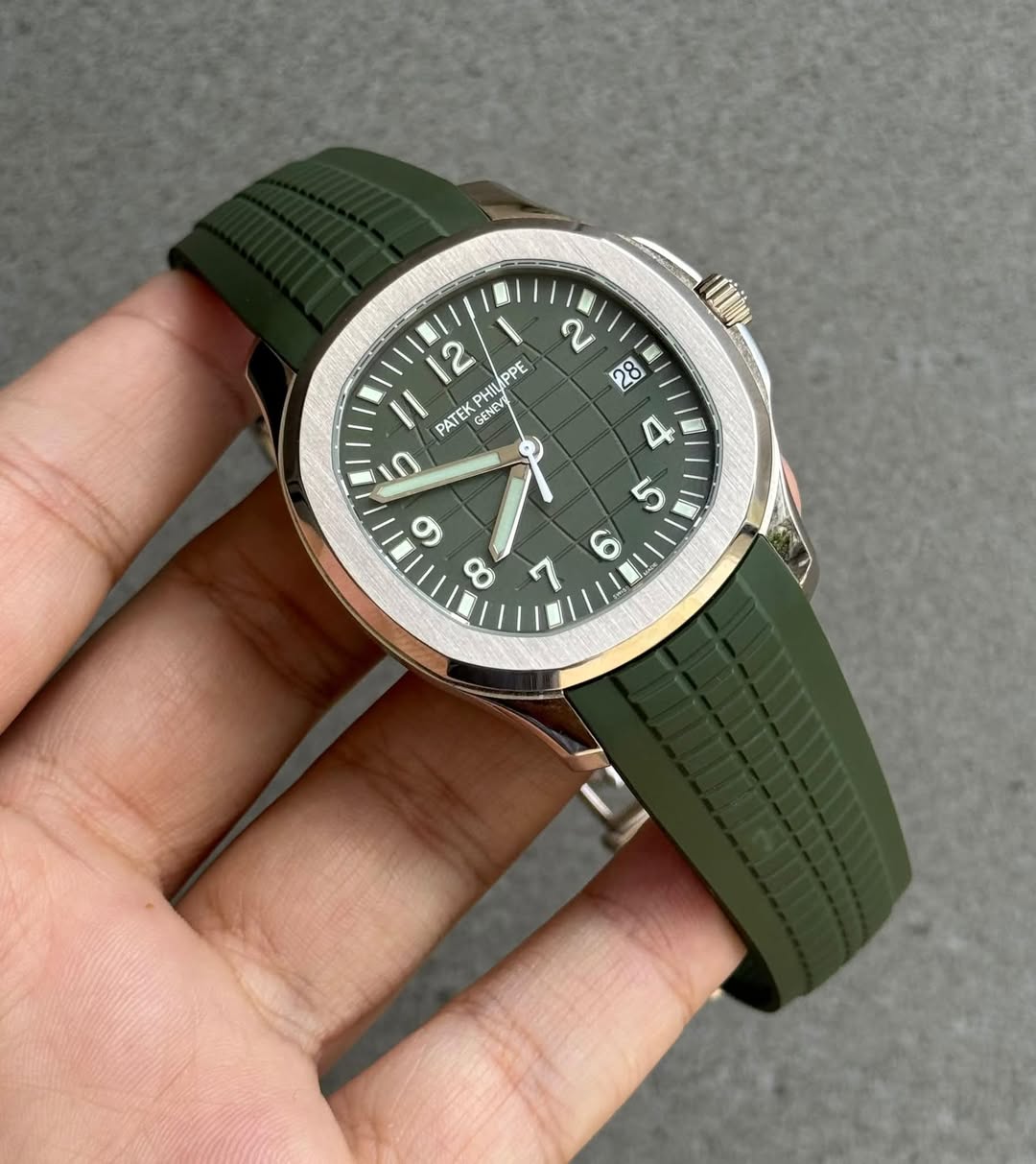 May be an image of wrist watch and text that says '2 జಿ 2 IPPE PHIL PATE GENEY PHILPPE SNEV 5 ל لی O • 進 9 ర'