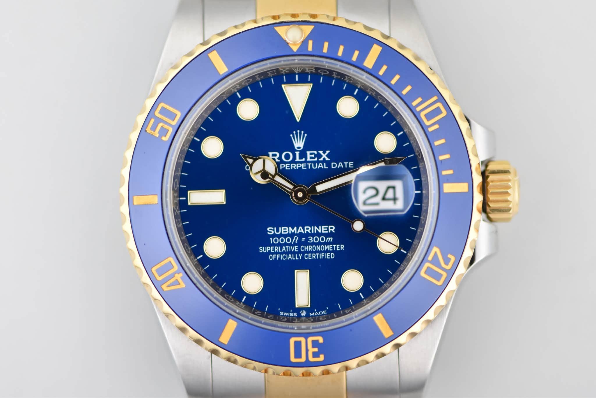 May be an image of wrist watch and text that says '50 Ο0ΞΉ WI ROLEX PERPETUAL PERPETUALDATE TUAL DATE 24 SUBMARINER 1000ft 300m SUPERLATIVE CHRONOMETER OFFICIALLYCERTIFIEDβ¦