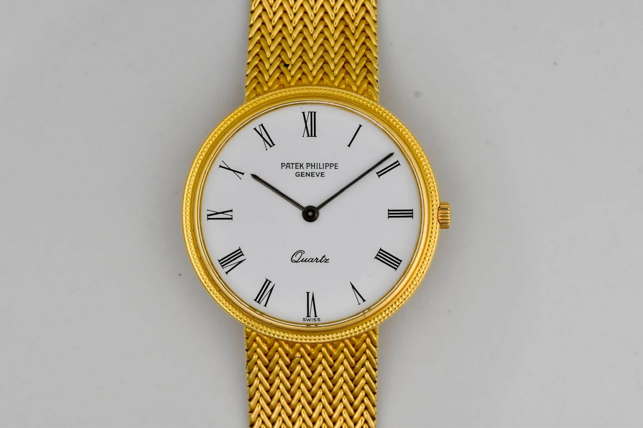 May be an image of wrist watch and text that says 'XI μ¦/ I XII X PATEKPHILIPPE PATEK PHILIPPE GENEVE |II III XI CUSUN VII Quarte Π» SWISS'