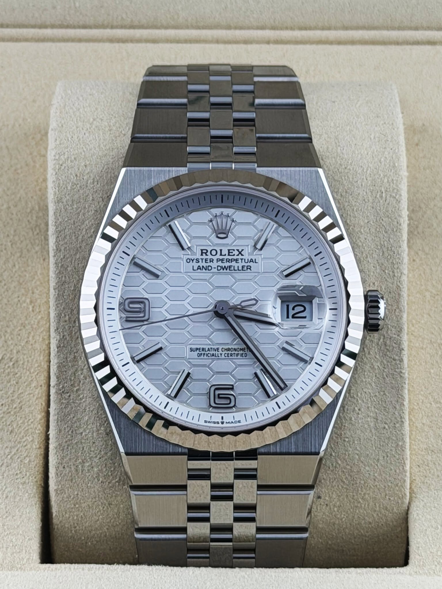 May be an image of wrist watch and text that says 'ROLEX OYSTER PERPETUAL PERPETUAL TUAL LAND- LAND-DWELLER ND-DWELL -DWELLER DWEL ER ER 10 12 SUPERLAT SUPERLATIVE OFFICIALLY n6…