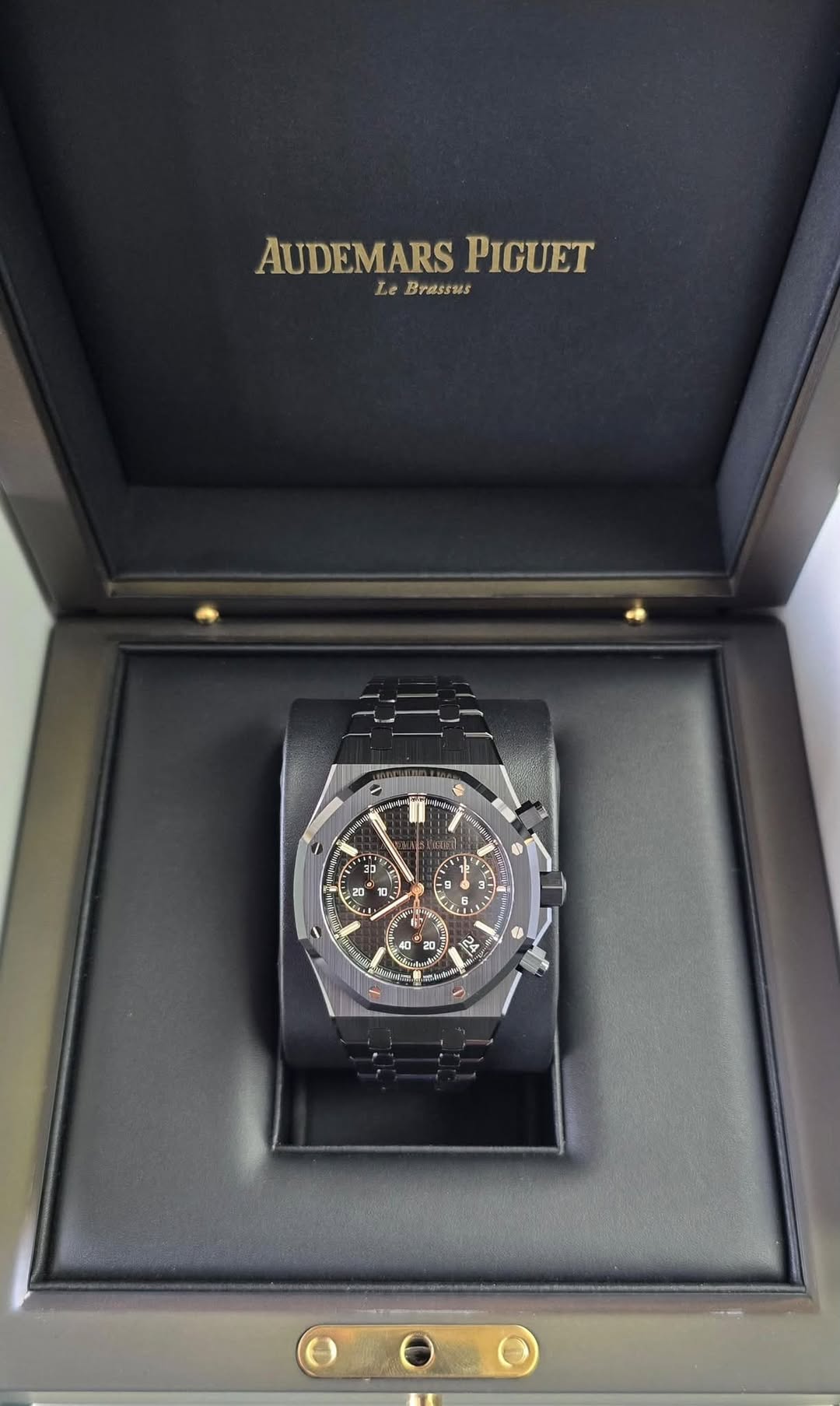 May be an image of wrist watch and text that says 'AUDEMARSPIGUET AUDEMARS PIGUET Le Brassus 1 y En ਦો 20 20 E 0 I 活 0 A ج N ትክ R 12 ه A 40'
