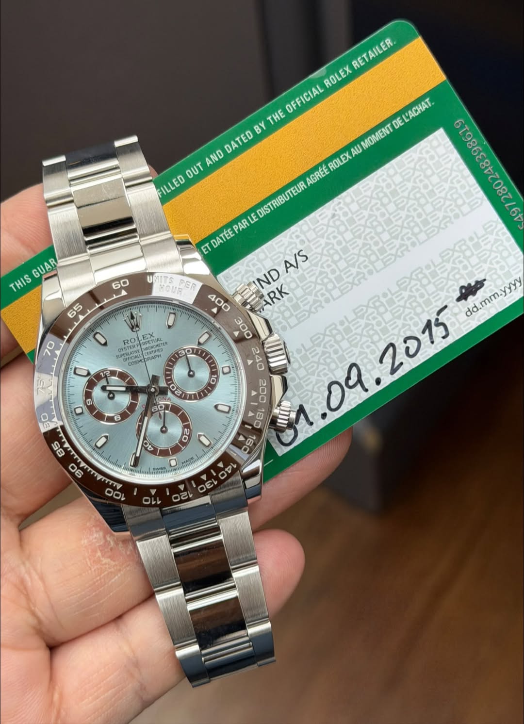 May be an image of wrist watch and text that says 'RETAILER. ROLEX OFFICIAL THE BY DATED AND OUT FILLED ACHAT. DE MENI ROLEX AGRÉÉ DISTRIBUTEUR PARL 64 ET DATEE GUAR THIS 60…