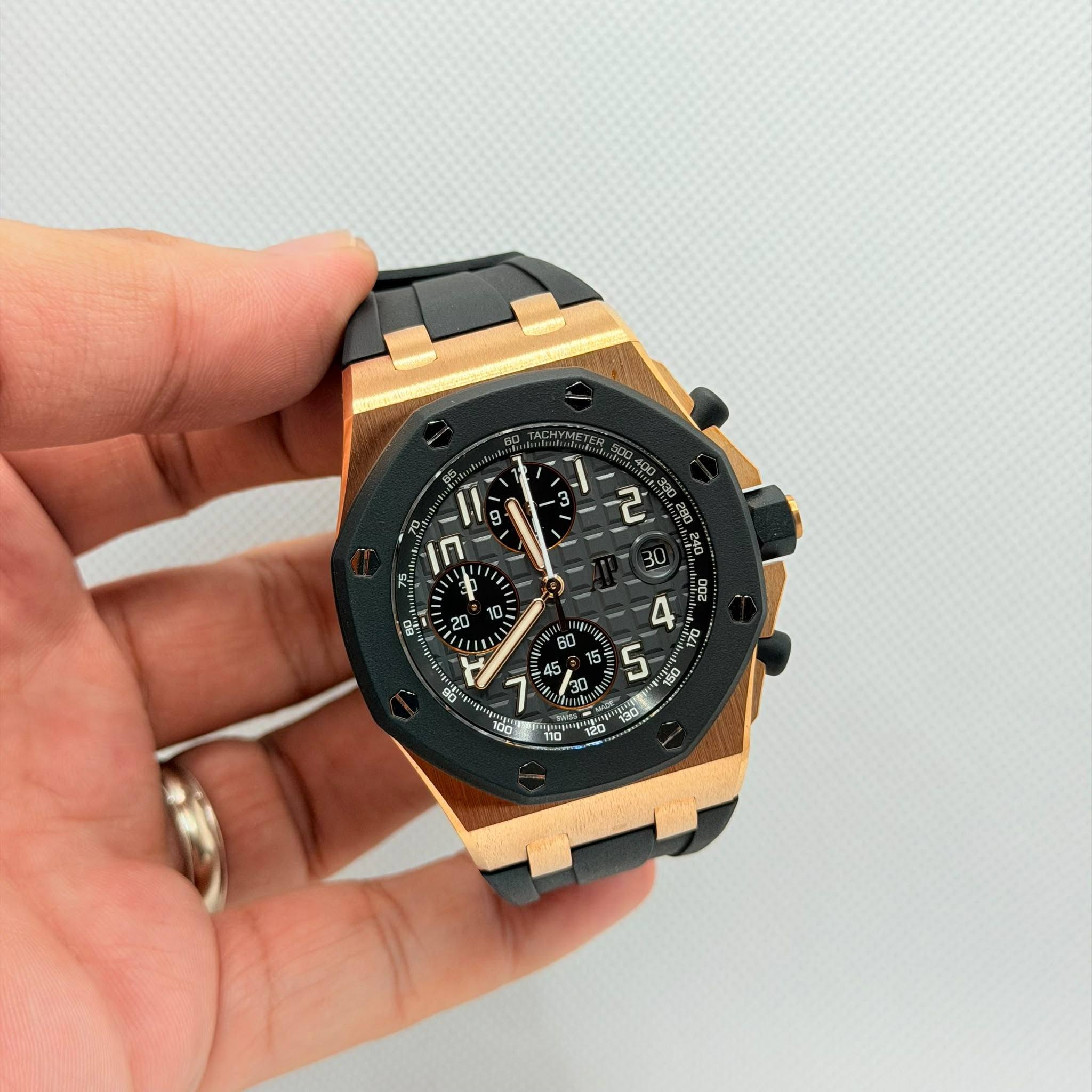 May be an image of wrist watch and text that says 'ف 3 വ 20 焼吉 ดัด 20'