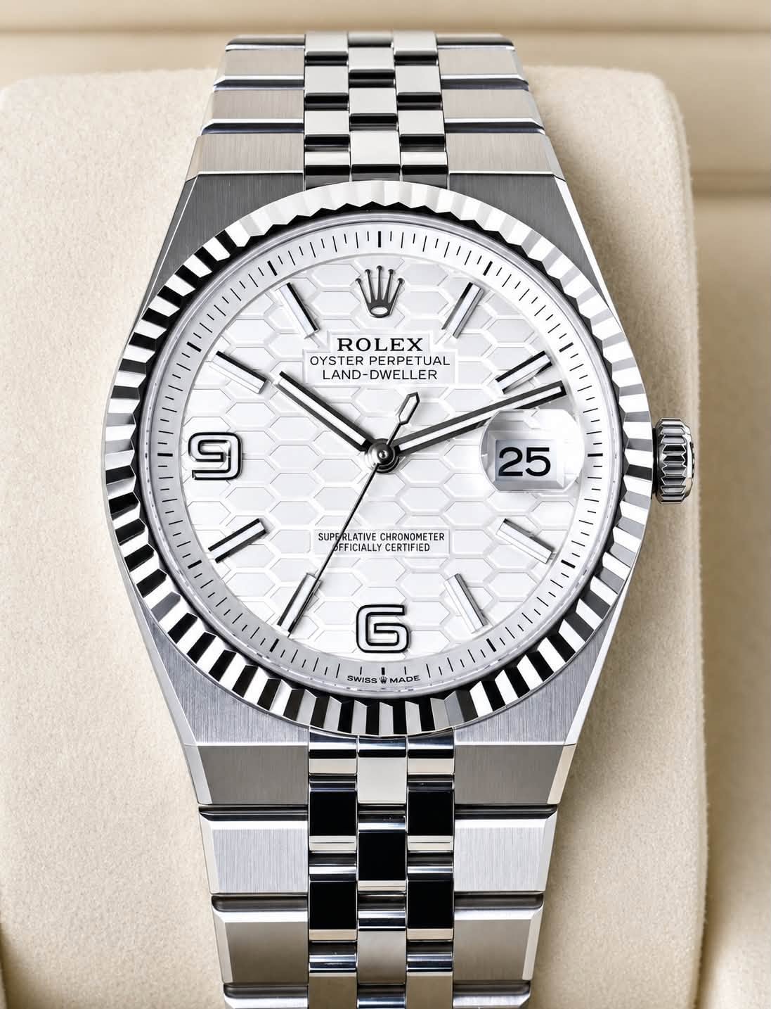May be an image of wrist watch and text that says 'ROLEX OYSTER PERPETUA UAL LAND- LAND-DWELLER DWELLER 9 M 25 SUPE SUPERLATIVE CHRONOMETER SUPTAM TER FFICIALLY CERTIFIED G MADE'