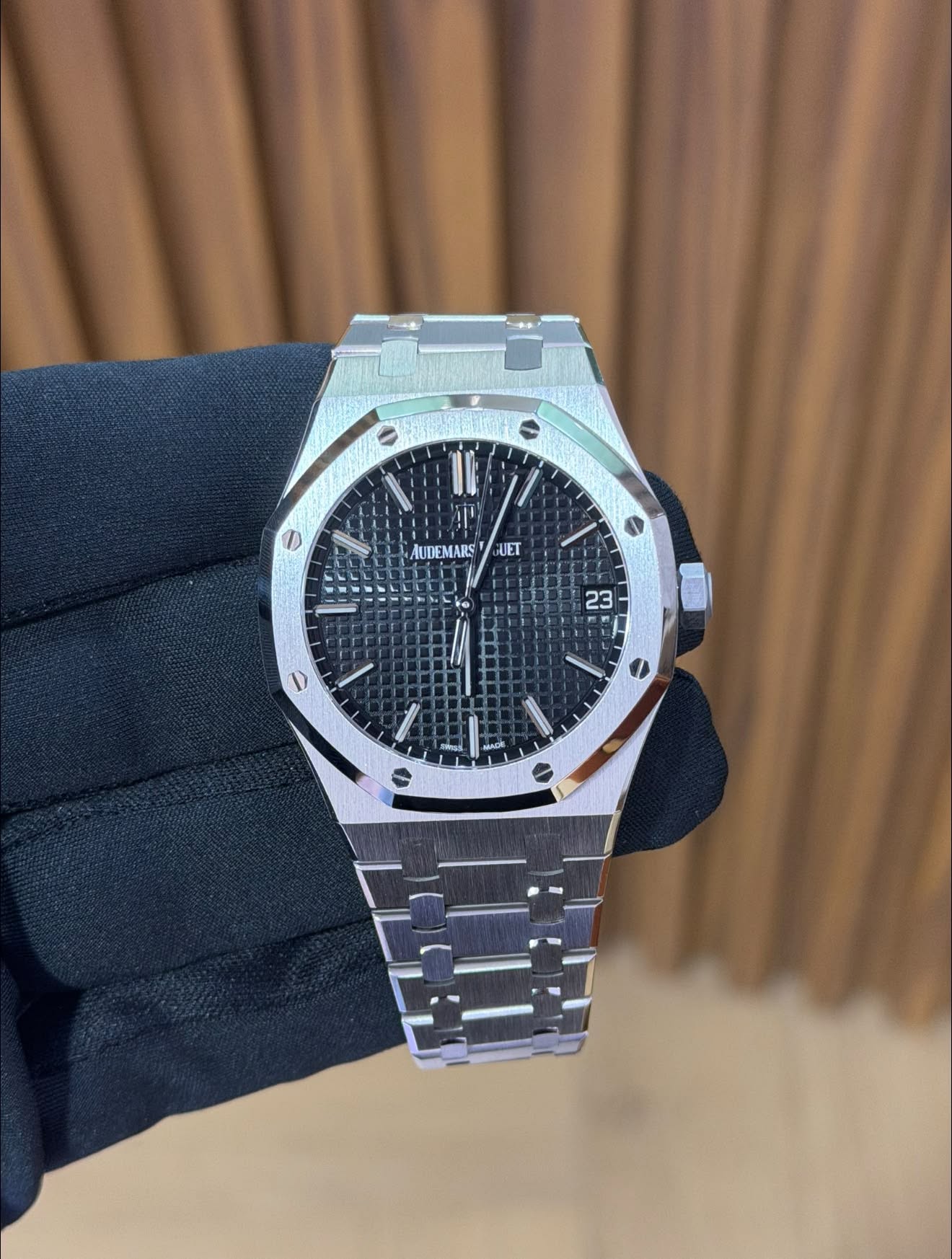 May be an image of wrist watch and text that says '10 AUDEMARS UET 23 D Swos MaDe'