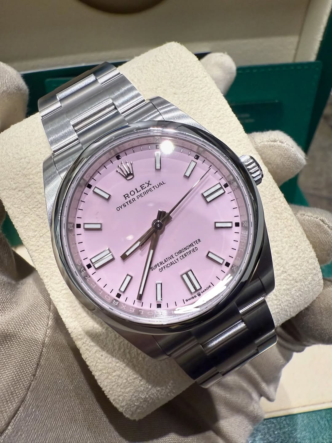May be an image of wrist watch and text that says 'و Vy I ም I OYSTER ROLEX PERPETUAL R I וחו n m 更 SEN CHRONOMETER ER SUPERLATIVE OFFICIALLY CERTIFIED noonpa ពនកយ R I PD 1 SWISS…