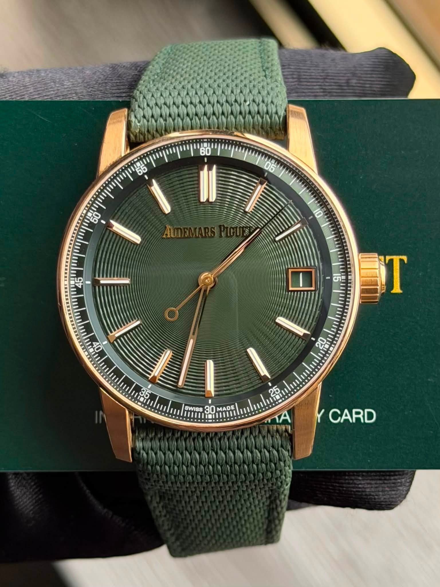 May be an image of wrist watch and text that says '55 05 50 II 10 45 15 T 20 35, 25 SWISS 30 MADE ΠΑ YCARD'