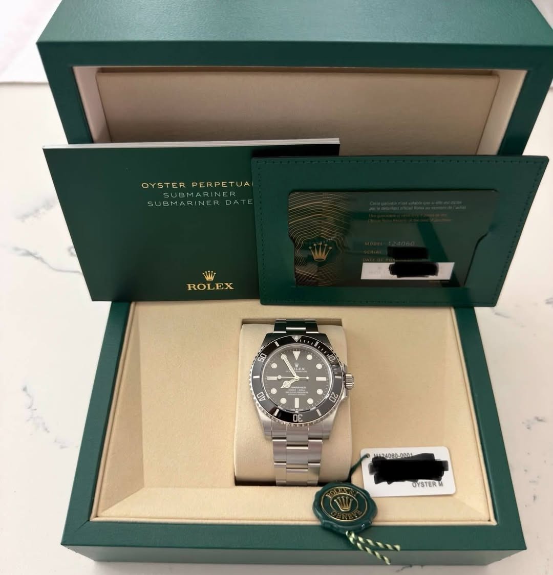 May be an image of wrist watch and text that says 'OYSTER OYSTERPERPETUA PERPETUA SUBMARINER SUBMARINE SUBMARINERDATI DAT ROLEX 20 1 7 新芯、 A 3 100 29 DE WR406A000 OYSTER'