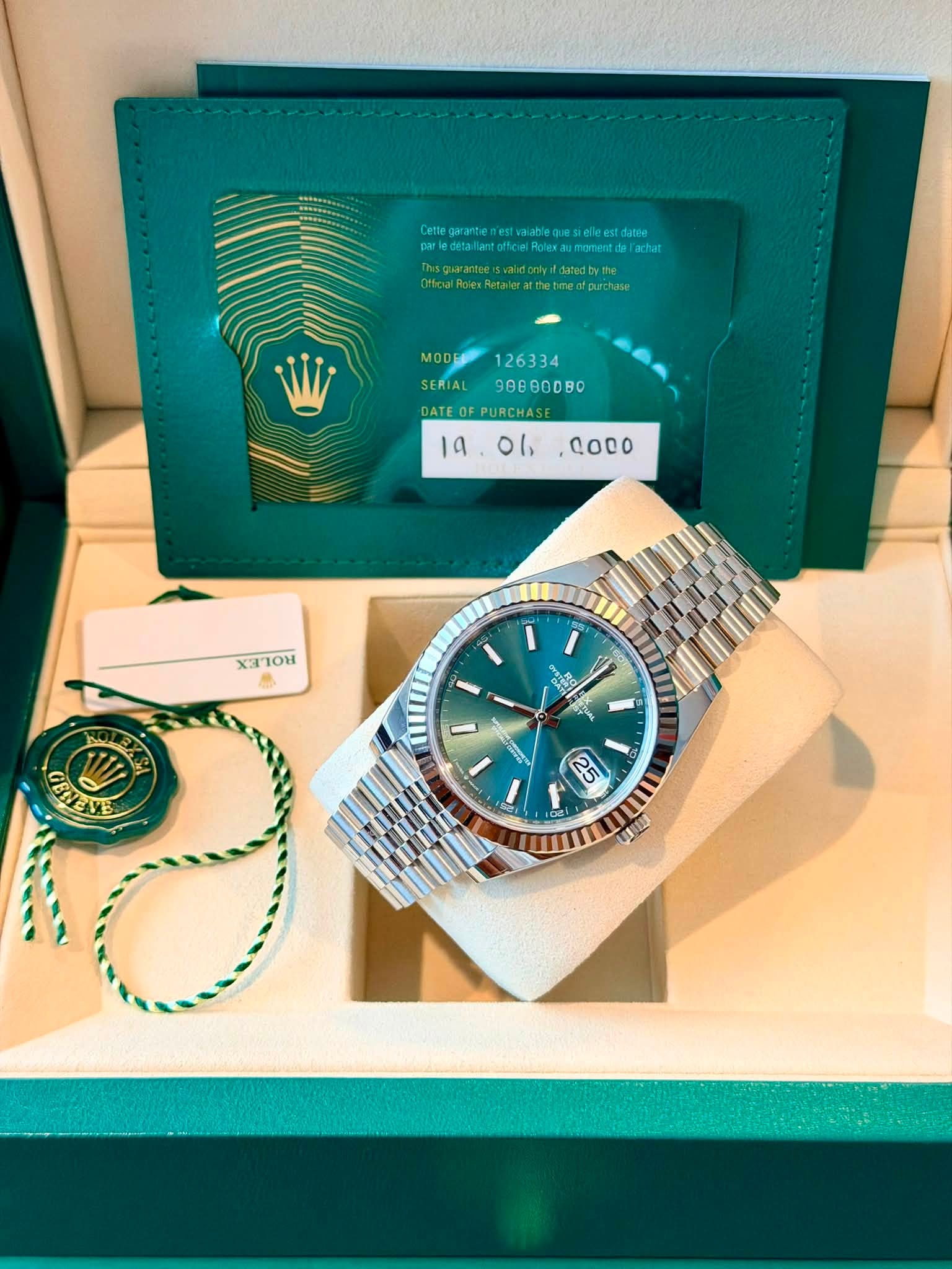 May be an image of wrist watch and text that says '我 n ብ IN ol H n |'