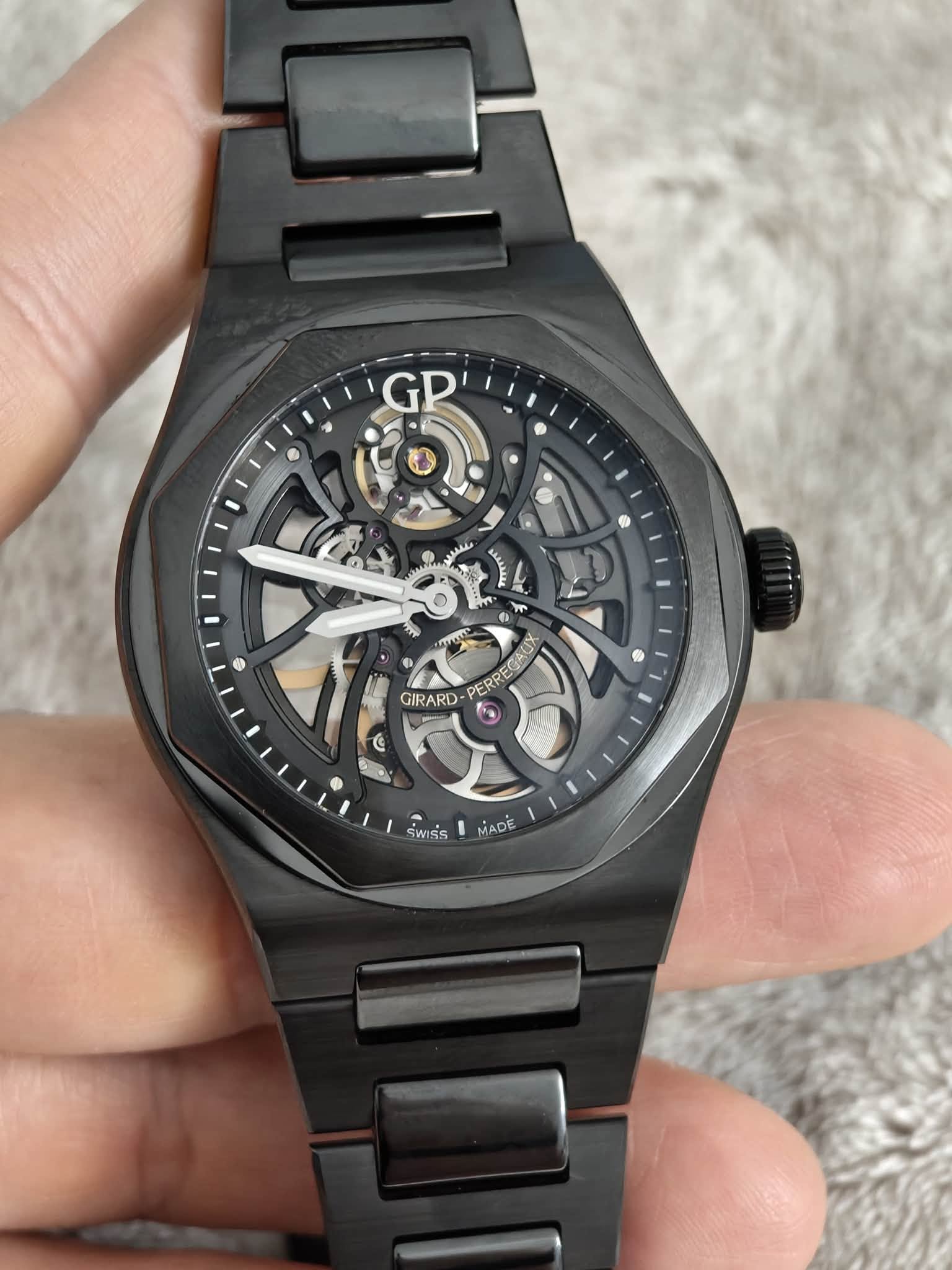 May be an image of wrist watch and text that says 'GR Ts مفاهلی MAL احقه C D GIRARD ام ERREGAUX ៤ SWISS MADE'