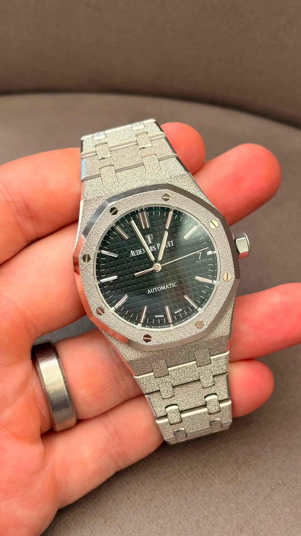May be an image of wrist watch and text that says 'l' P p AUDE RS S ET ٧ AUTOMATIC I' D SHaG mgs'