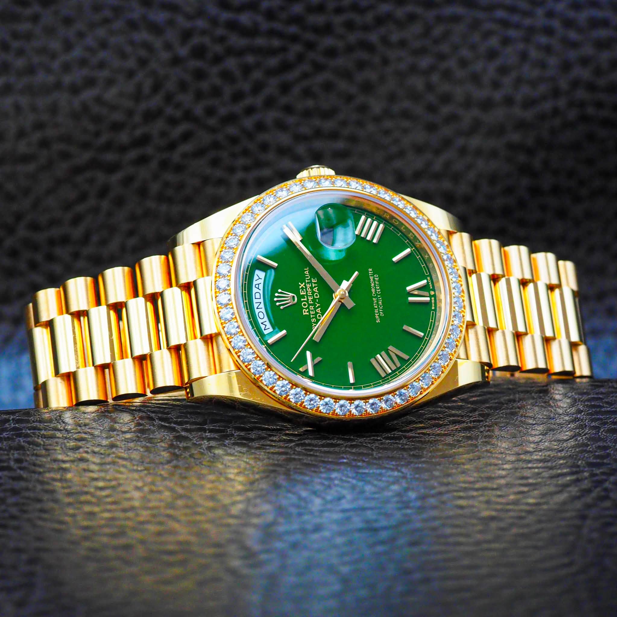 May be an image of wrist watch and text that says 'IIII MONDAY ש LEX EXT ERPE ERPETU DATE RAPE TERPERPETU AY-D DAY DA ١ Vi VI'