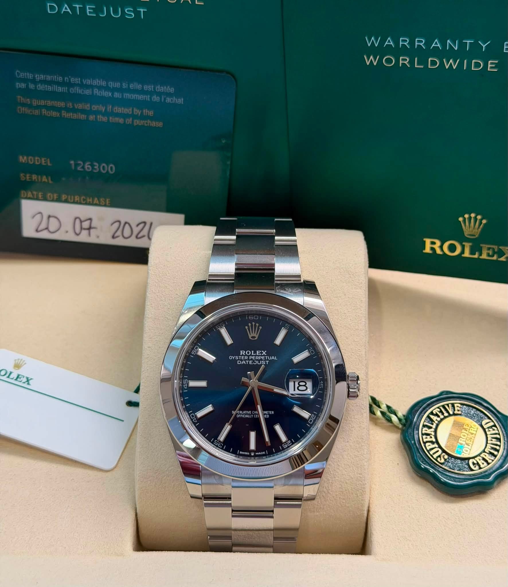 May be an image of wrist watch and text that says 'DATEJUST WARRANTY WORLDWIDE ROLE OLEX ROLEX DATEJUST PATKи 18 D CENAERA CEP MAR'