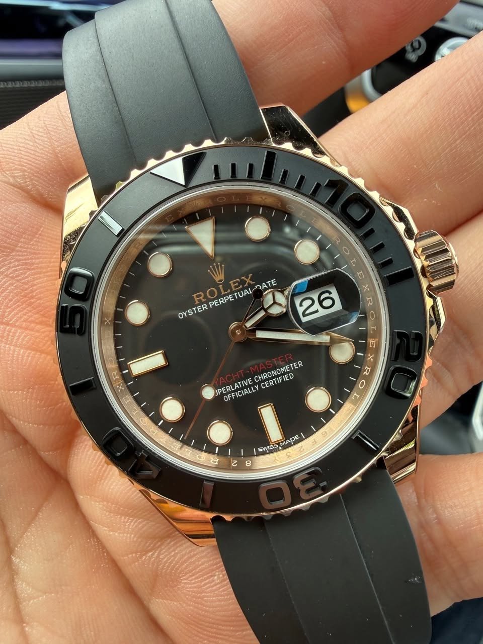 May be an image of wrist watch and text that says 'E R PERPETUAL TUAL DATE OYSTER R O 26 R E TER PERLATIVE CERTIFIED CHRONOMETER IED OFFICIALLY R A O 合 SWISS SWISSMADE MADE 2 8'