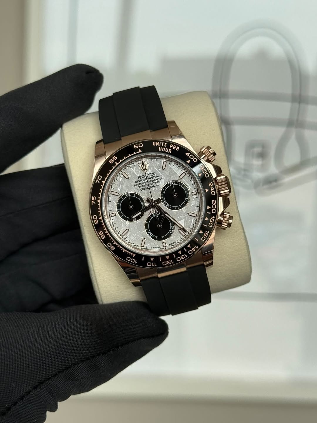 May be an image of wrist watch and text that says '60 UNITS HOUR NITSPER PER ロ 200 M W 180 の oO0 স 기 ـ 110 금 e ー అಅ్పున్ DELO'