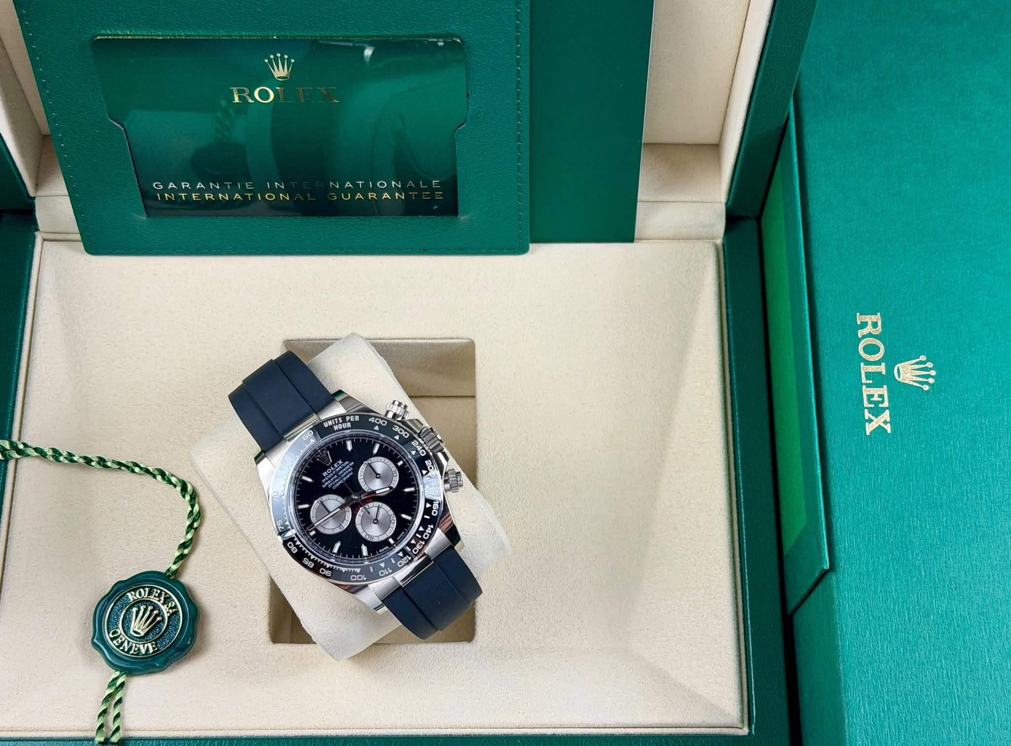 May be an image of wrist watch and text that says 'RO GARANTIEIN INTERNATION NATION UARAN oжTeиH" のん ー ١ 050 ROLEX Wly ಬಿಶೀಾ 00%) +o .ፈ 100 ROT ၀ W NEVE'