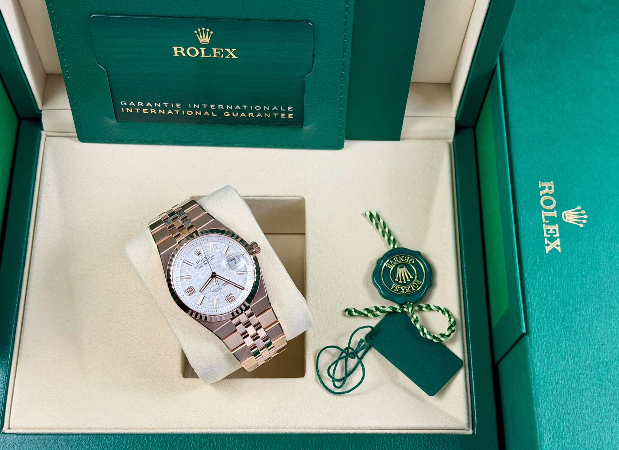 May be an image of wrist watch and text that says 'ROLEX GARANTIE INTER INTERNATIONALGUARANTEE GARANTIEINTERNATIONALE RNATIONALE GUARANTEE O နးက ትር ر 뉴 ل បប S NENTA AI SX…