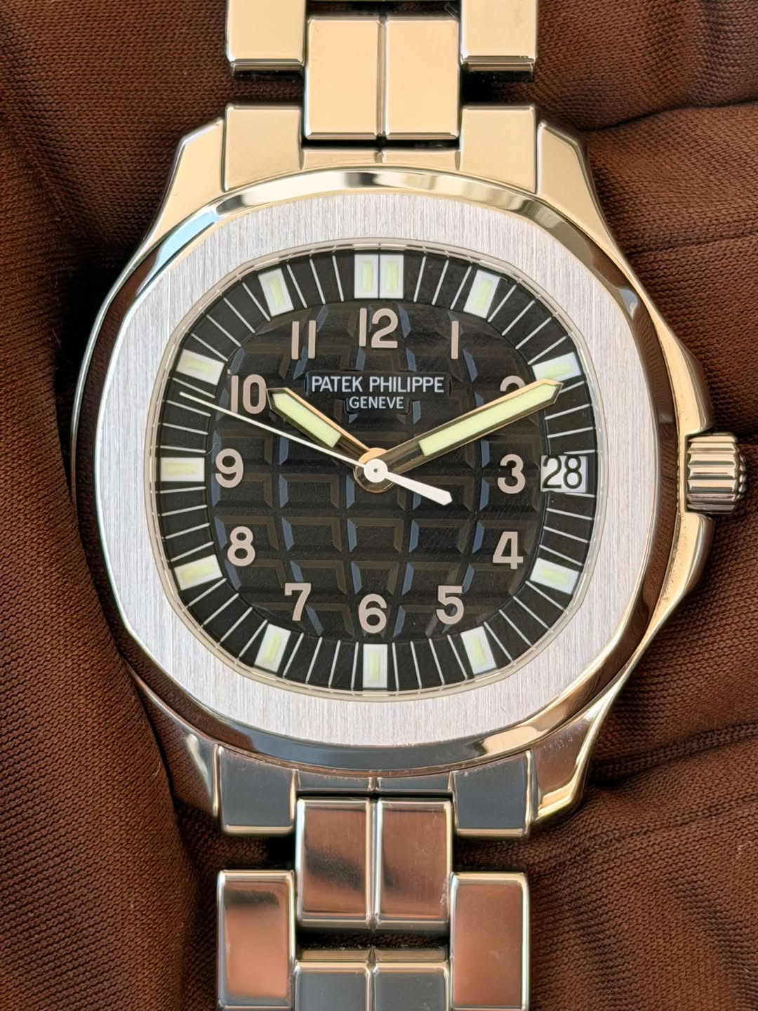 May be an image of wrist watch and text that says '1|12 Il 12 10 PATEK PATEKPHILIPPE PHILIPPE GENEVE ٧ 765 6 5'