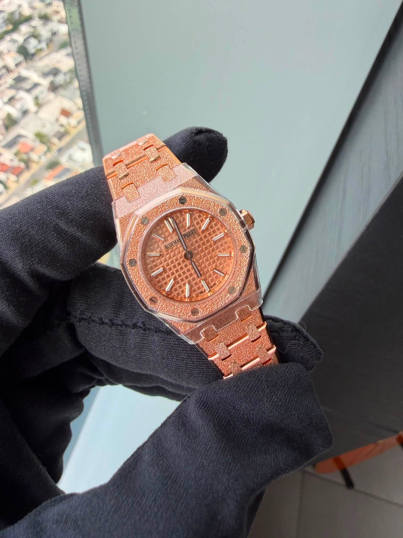 May be an image of wrist watch and text that says '車 पा 公 隆'