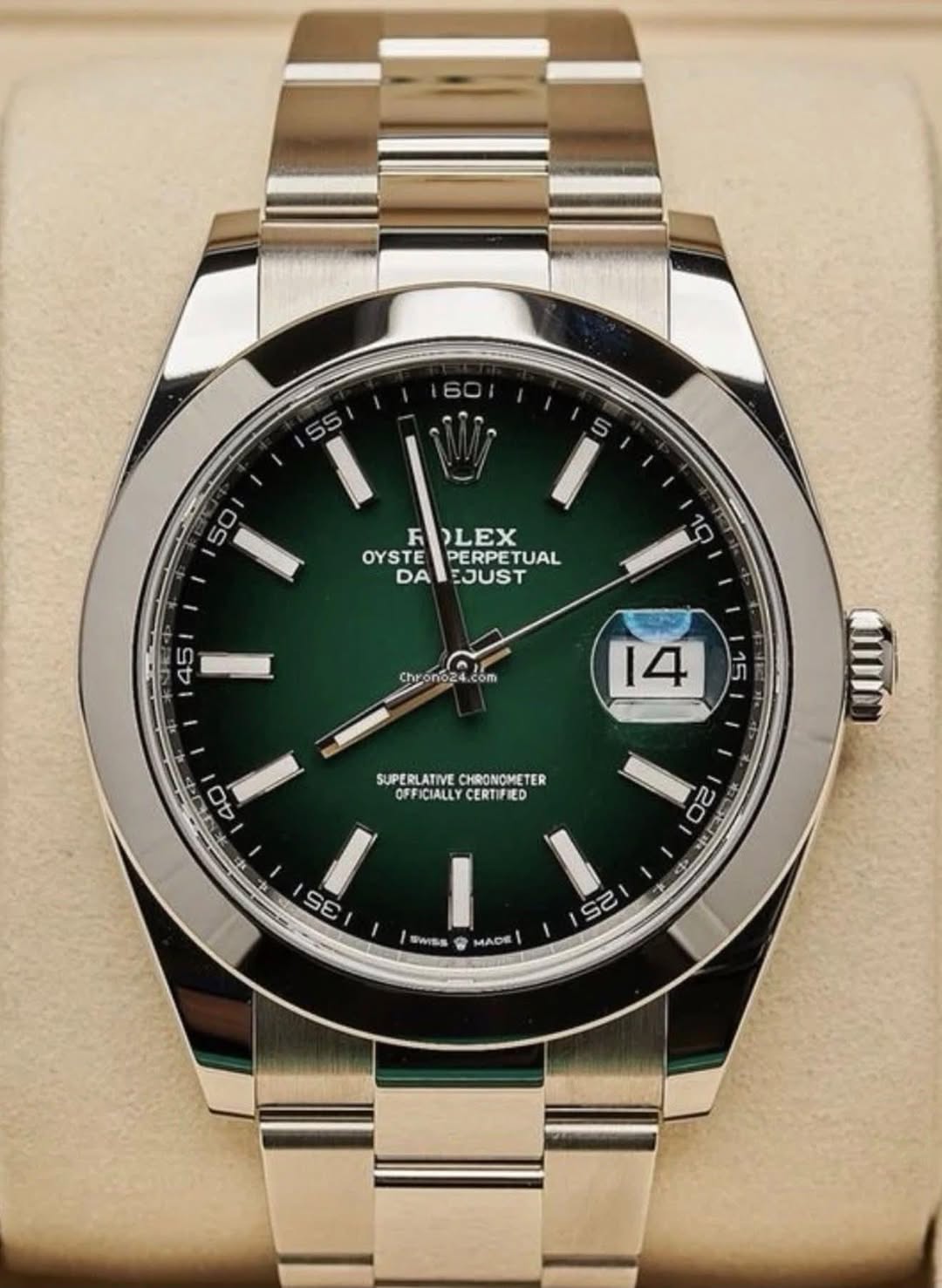 May be an image of wrist watch and text that says '55 5 50 F DLEX OYSTE PERPETUAL OYSTEPERPETUAL TUAL DA EJUST 19 5 45 Chr 15 14 40 A SUPERLATIVE CHRONOMETER SUPERLATIVECHRONOMETER…