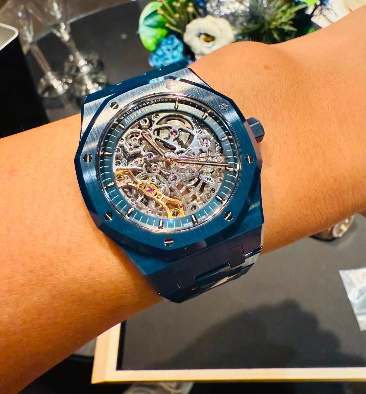 May be an image of wrist watch and text that says 'لکط AUDE AUDEM O G ALR3'