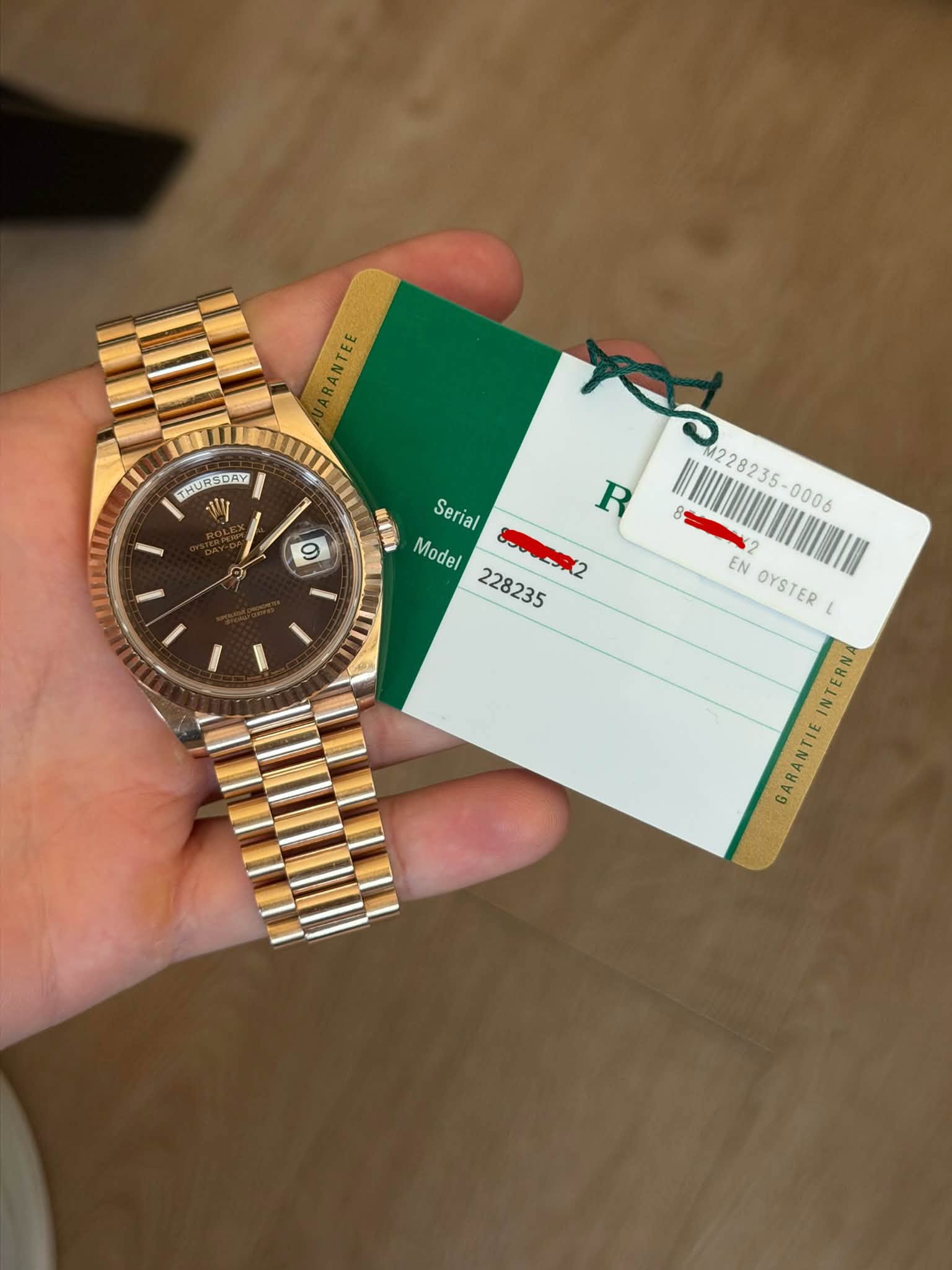 May be an image of wrist watch, money and text that says 'RANTEE THURSORY DAY W 9 Serial Model 228235 တတဏီား 2 R M228235 0006 EN OYSTER L GARANTIEINTERNA NTERNA GARANTIE'