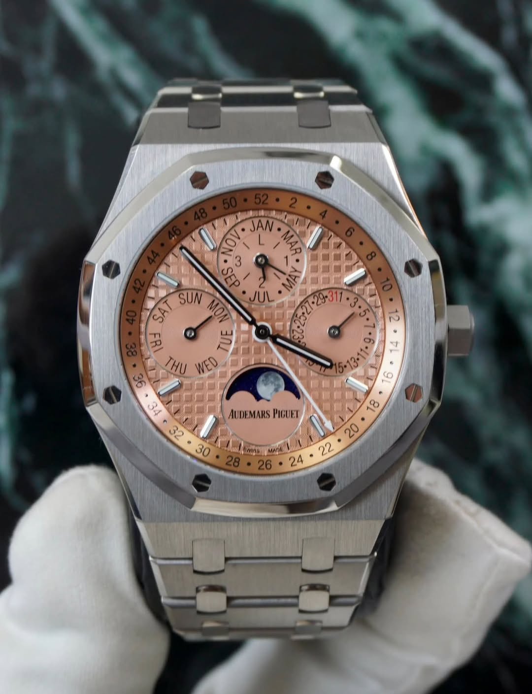 May be an image of wrist watch and text that says 'NOV 3 JAN MAR n SE ॐ د SUN MON JUL SA الم ב3 C7-25-27 29°3 THU WEO AL 6 و AUDEMARS PIGUEI IATNTINKDE 26 24'