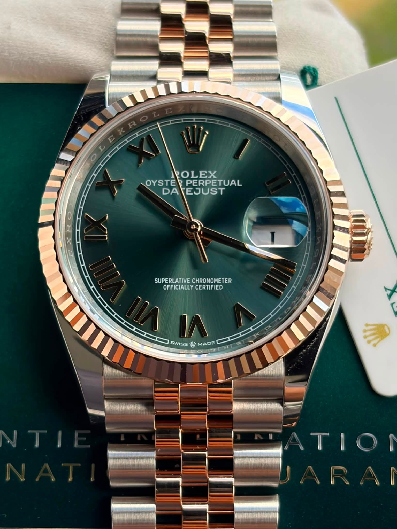 May be an image of wrist watch and text that says 'ROLEX OYSTE PERPE PERPETUAL TUAL DA EJUST SUPERLATIVE SUPERLATIVE.CHRONOMETER CHRONOMETER OFFICIALLY OFFICIALLYCERTIFIED…