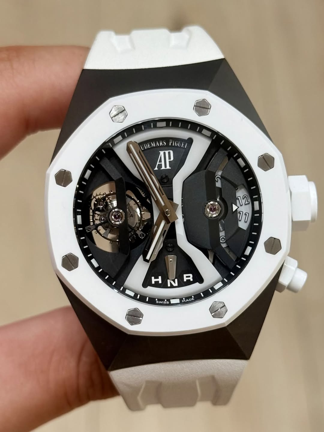 May be an image of wrist watch and text that says 'UDEMARS UDEMARSPIGUET LD A PibUtI Α hht L 明 12 11 O HNR Η R 5พาร์ร MADK'