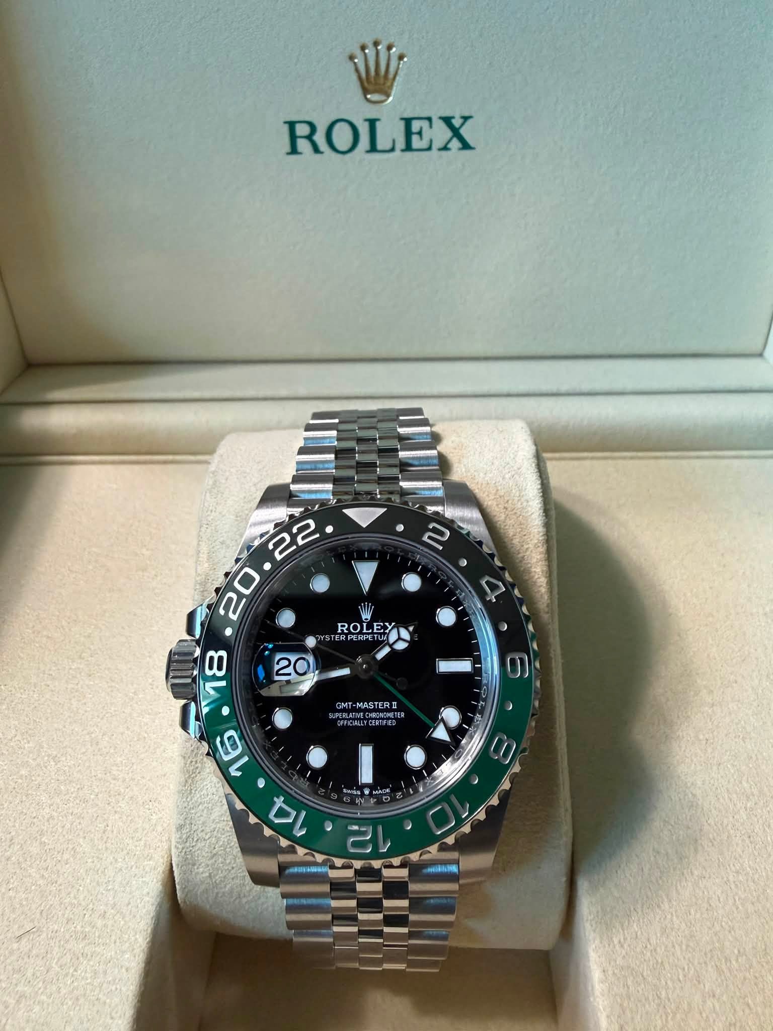 May be an image of wrist watch and text that says 'ROLEX RO ROLEY 22 20 M8 20 16 14 MASTERE UC ប"រ OANA'
