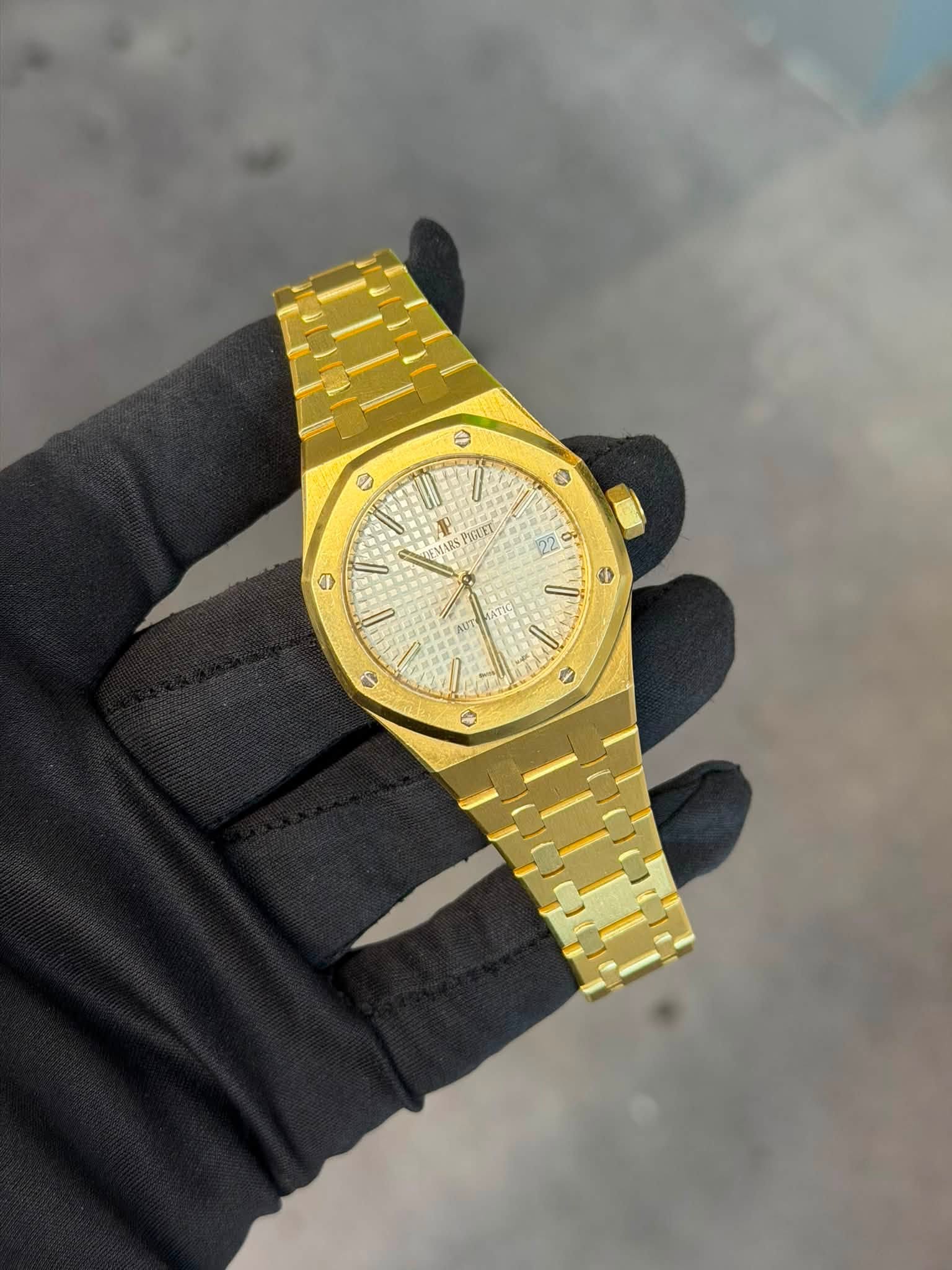 May be an image of wrist watch and text that says 'e G 啶Θ X REMARS PIBLET 9 B 6 2 0 a'