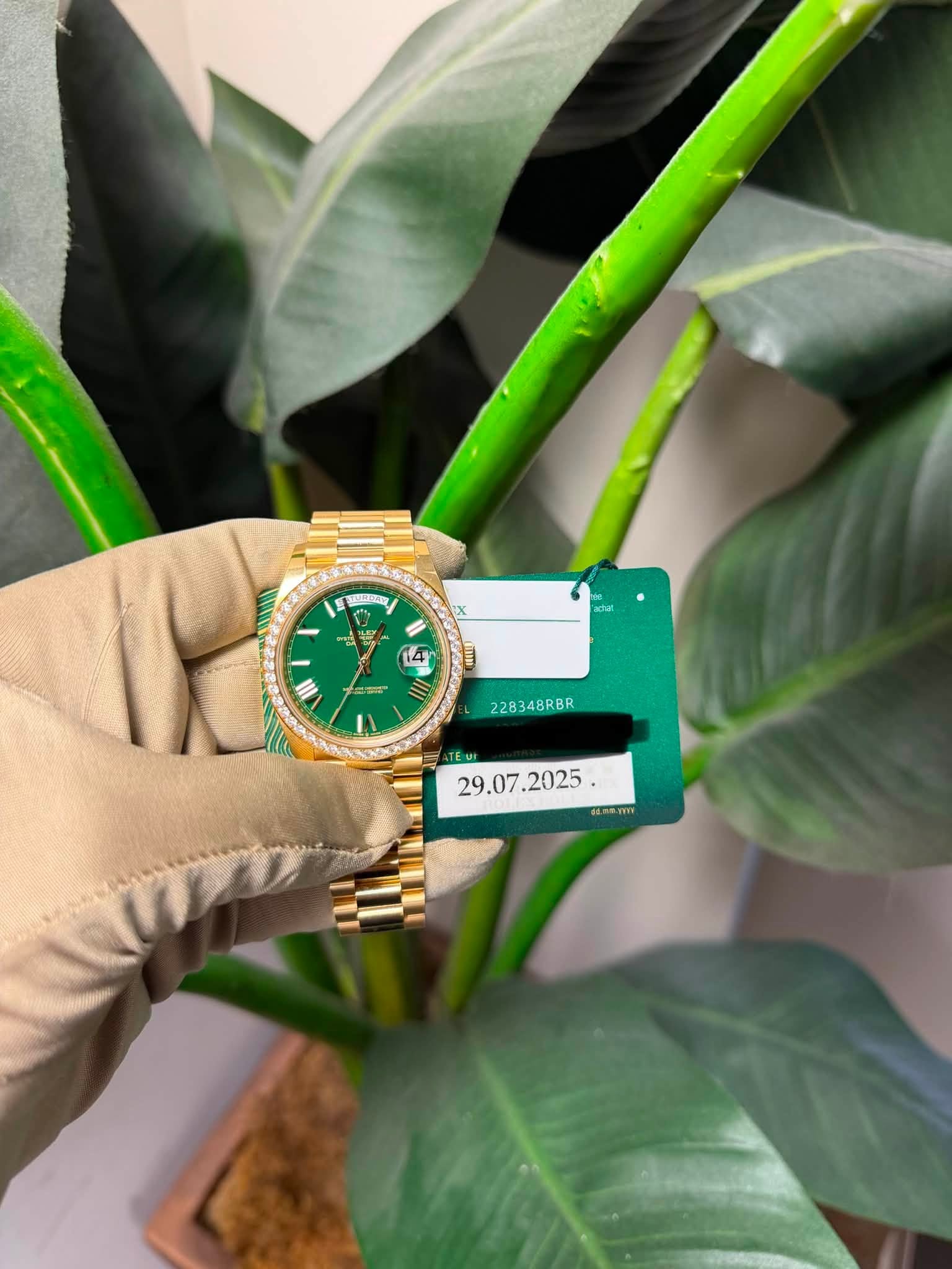 May be an image of digital watch and text that says '無 E 14 យ" I|I 228348RBR TEuI อ..บาทร'