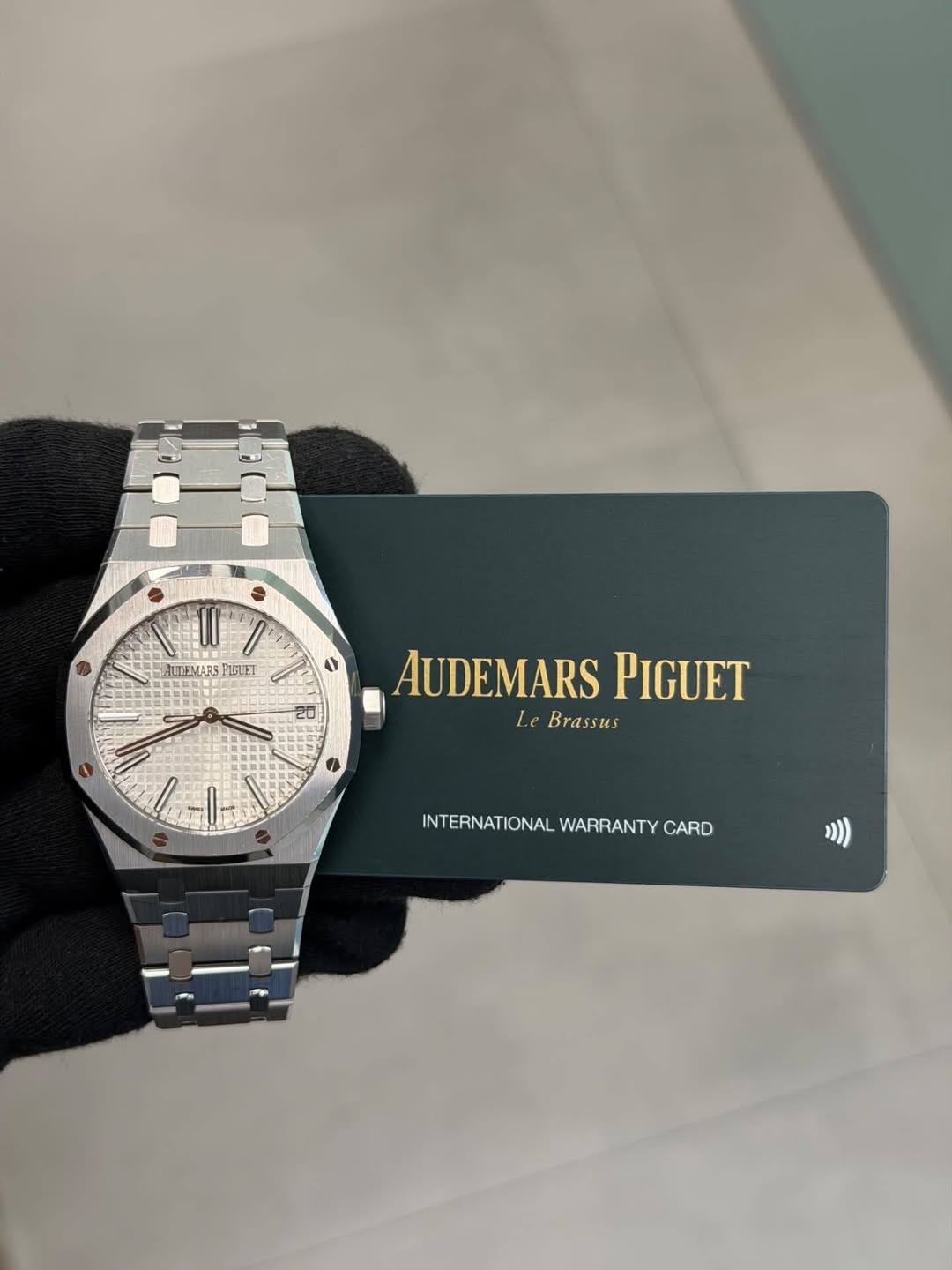 May be an image of wrist watch and text that says 'II LUTEMARS IGLET S 20 AUDEMARS PIGUET LeBrassus Le Brassus l -1 INTERNATIONAL WARRANTY CARD'