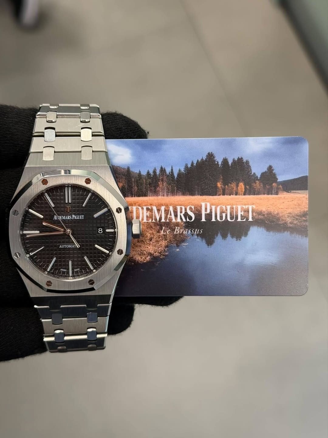 May be an image of wrist watch and text that says 'II ALKEMARSPASUET IKEMARS PIGUET 8 AUTTOMATA DEMARSPIGUET DEMARS PIGUET Le Brassus E I t 2味'